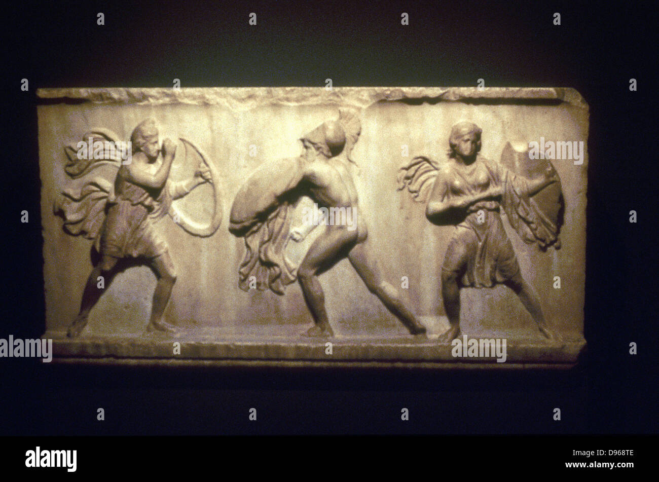 Griechische Krieger kämpfen Amazonen, die Kriegerinnen. 8.-5. Jahrhundert BC. Kalkstein Relief Stockfoto