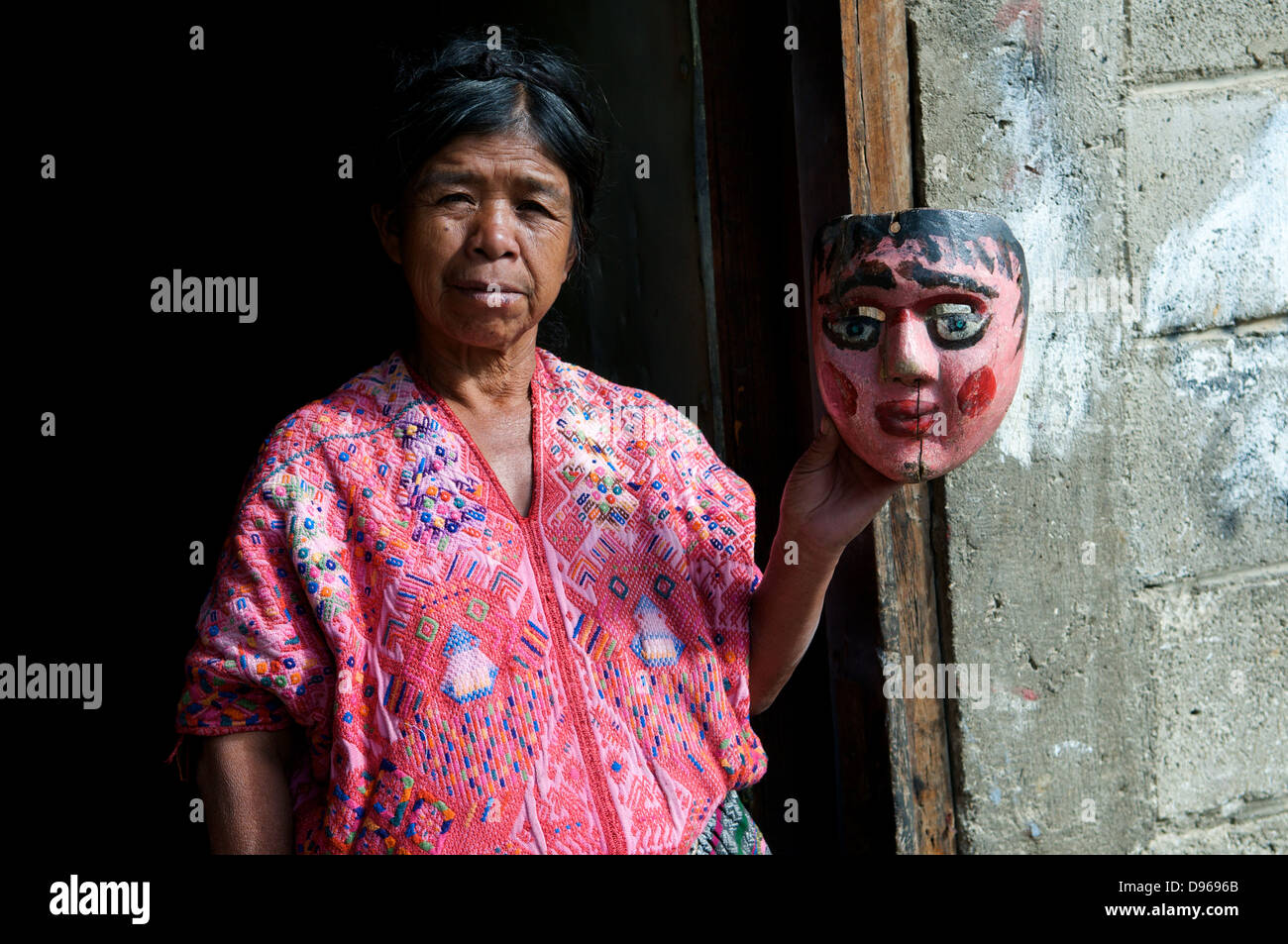 Maya-Frau hält handgefertigte antike Tanzmaske in Nahualá, Sololá Department, Guatemala. Quelle: Kraig lieb Stockfoto