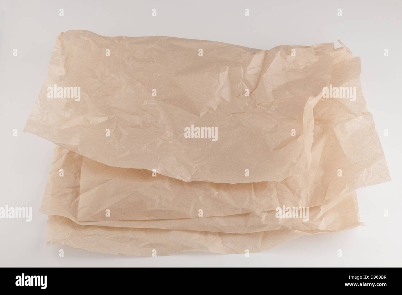 Zwei dünne leichte Platten aus gefalteten braunen Packpapier Stockfoto