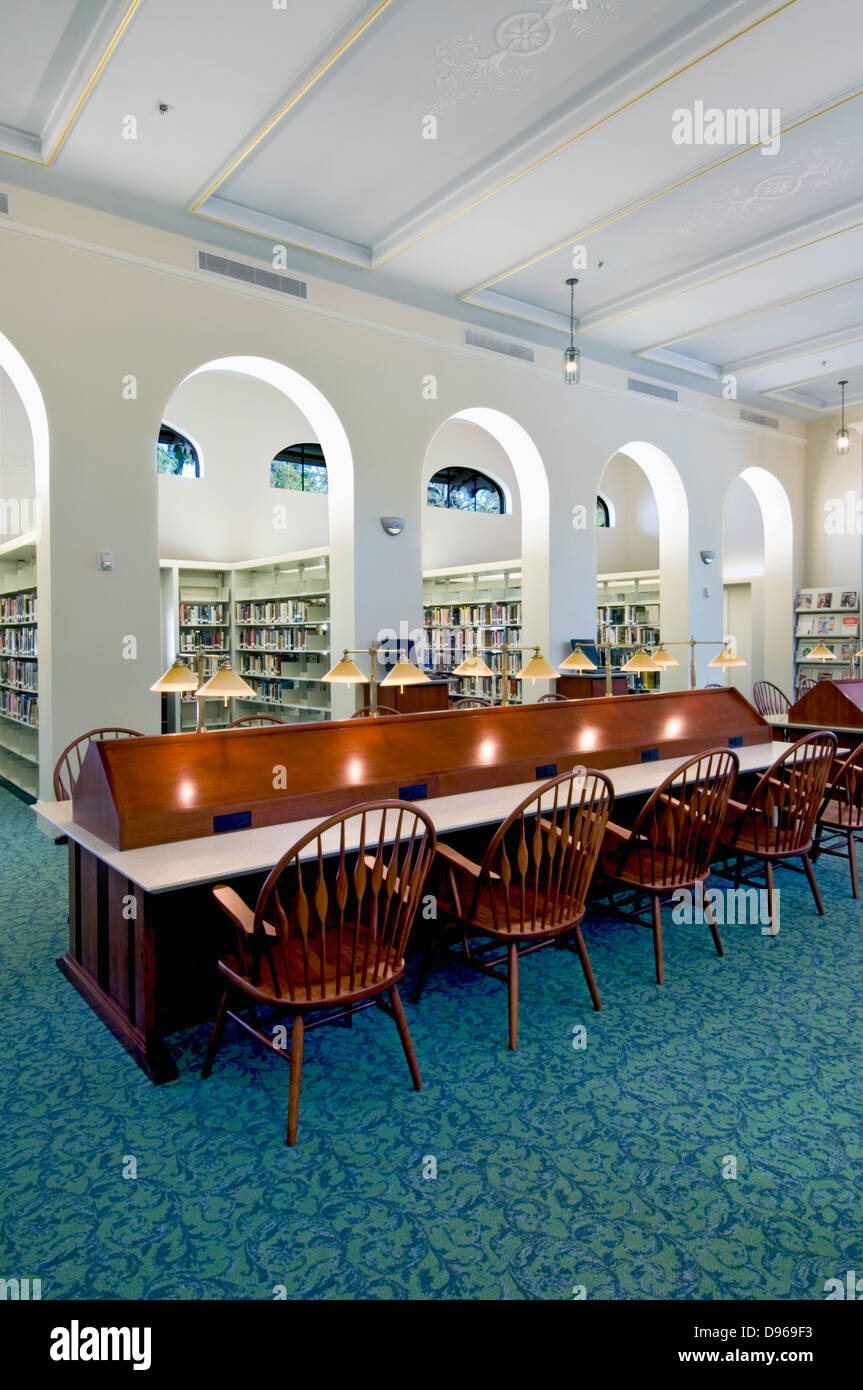 Innenraum der Bibliothek mit Lampen und Stühle am Schreibtisch in Bibliothek Stockfoto