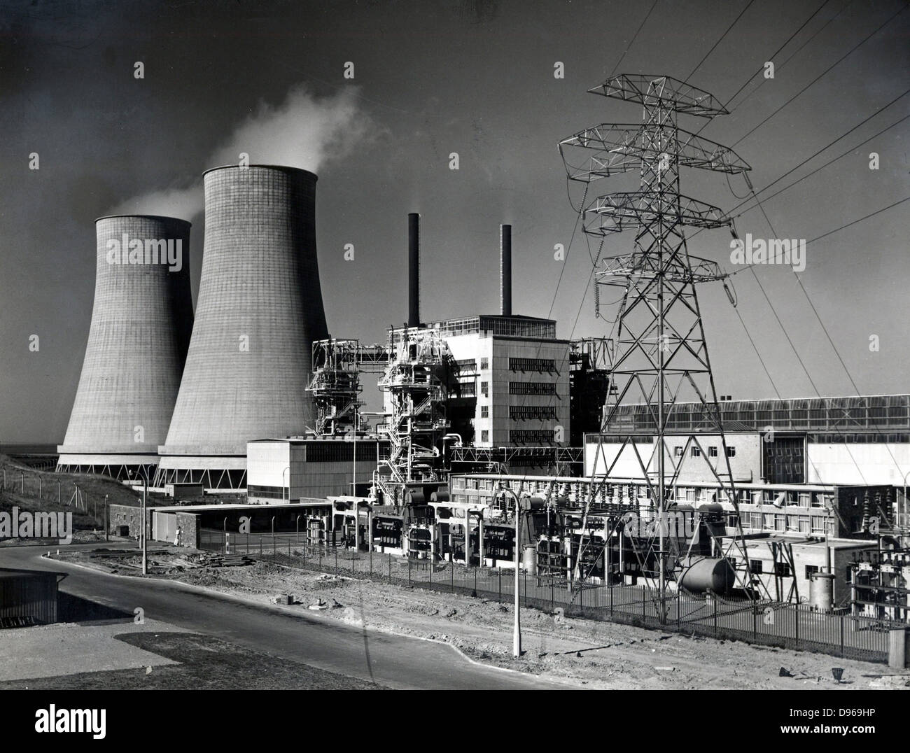 Calder Hall, Cumberland, England, erste volle Skala Atomkraftwerke der Welt Station vom 17. Oktober 1976 eröffnet. Auf der linken Seite sind Kühltürme und am rechten Mast, die Übertragungsleitungen Strom verteilen an das nationale Stromnetz. Foto Britische Atomenergiebehörde Stockfoto