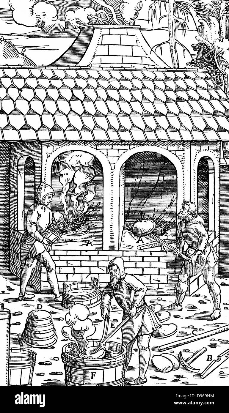 Raffination von Kupfer: Entfernen von Kuchen von Kupfer aus dem Tiegel und Abschreckung in eine Wanne mit Wasser. Von Agricola "De re Metallica", Basel, 1556. Holzschnitt Stockfoto