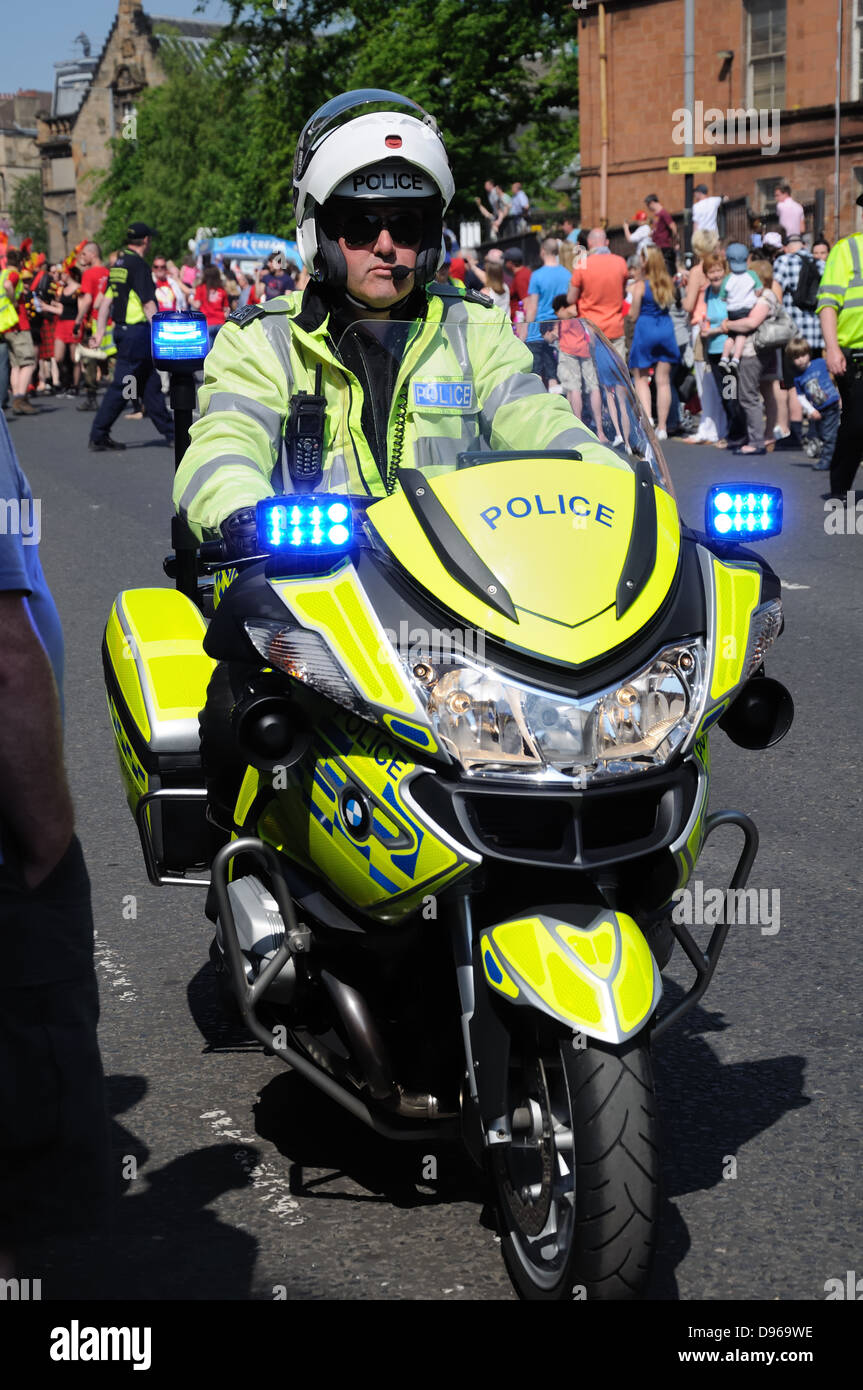 Polizist auf hi-viz Motorrad. Stockfoto