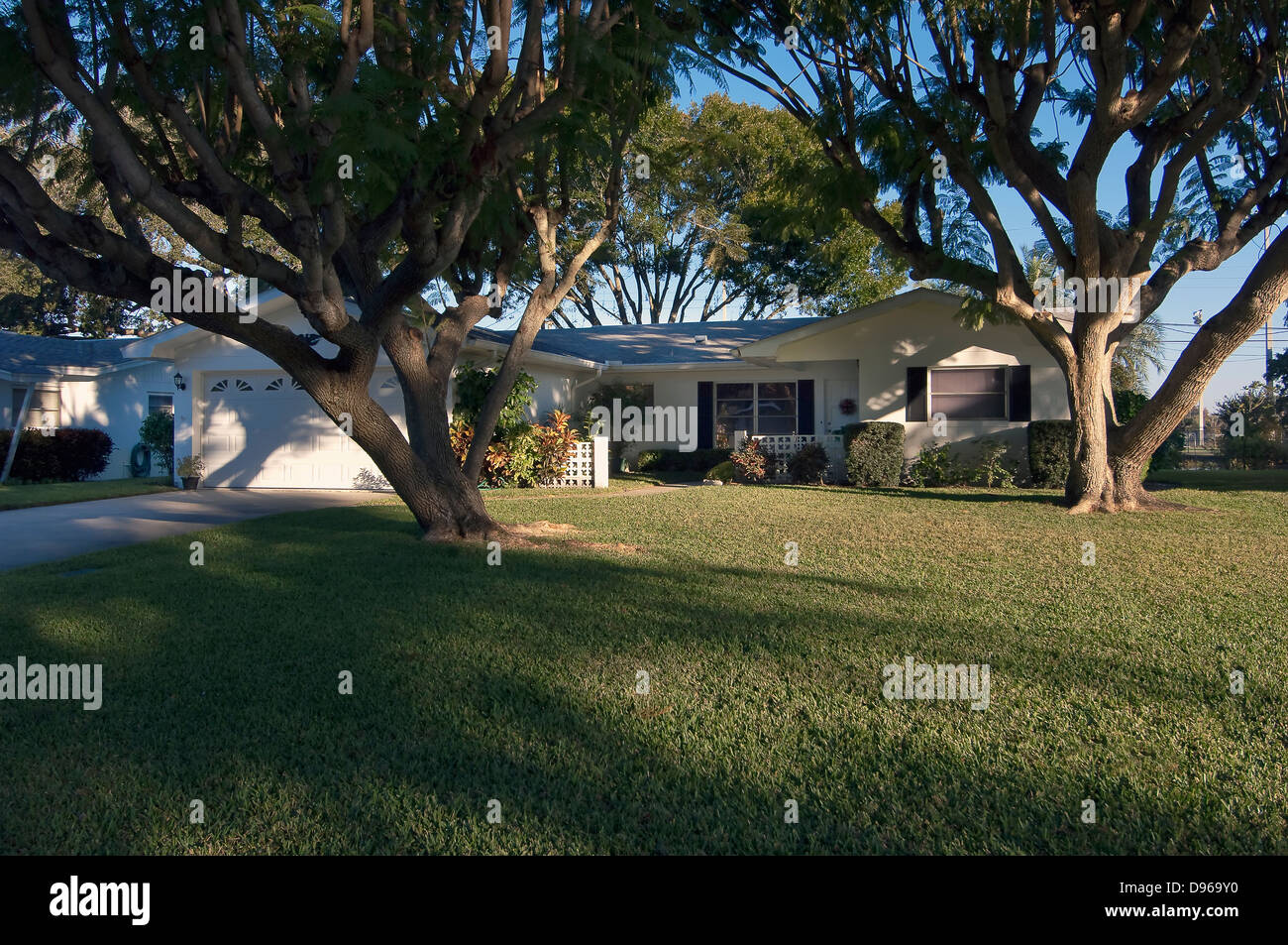 Vorderen äußeren einstufig Haus mit garage Stockfoto