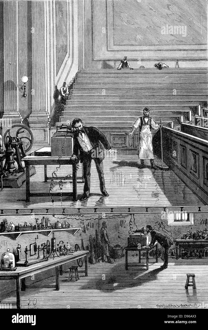 Alexander Graham Bell (1847-1922) Schottischer us-amerikanischer Erfinder; patentierte Telefon 1876. Bell im Hörsaal der Universität Boston, durch seinen zweiten Telefon mit Kollegen kommunizieren im Keller. Holzstich, Paris, 1883. Stockfoto