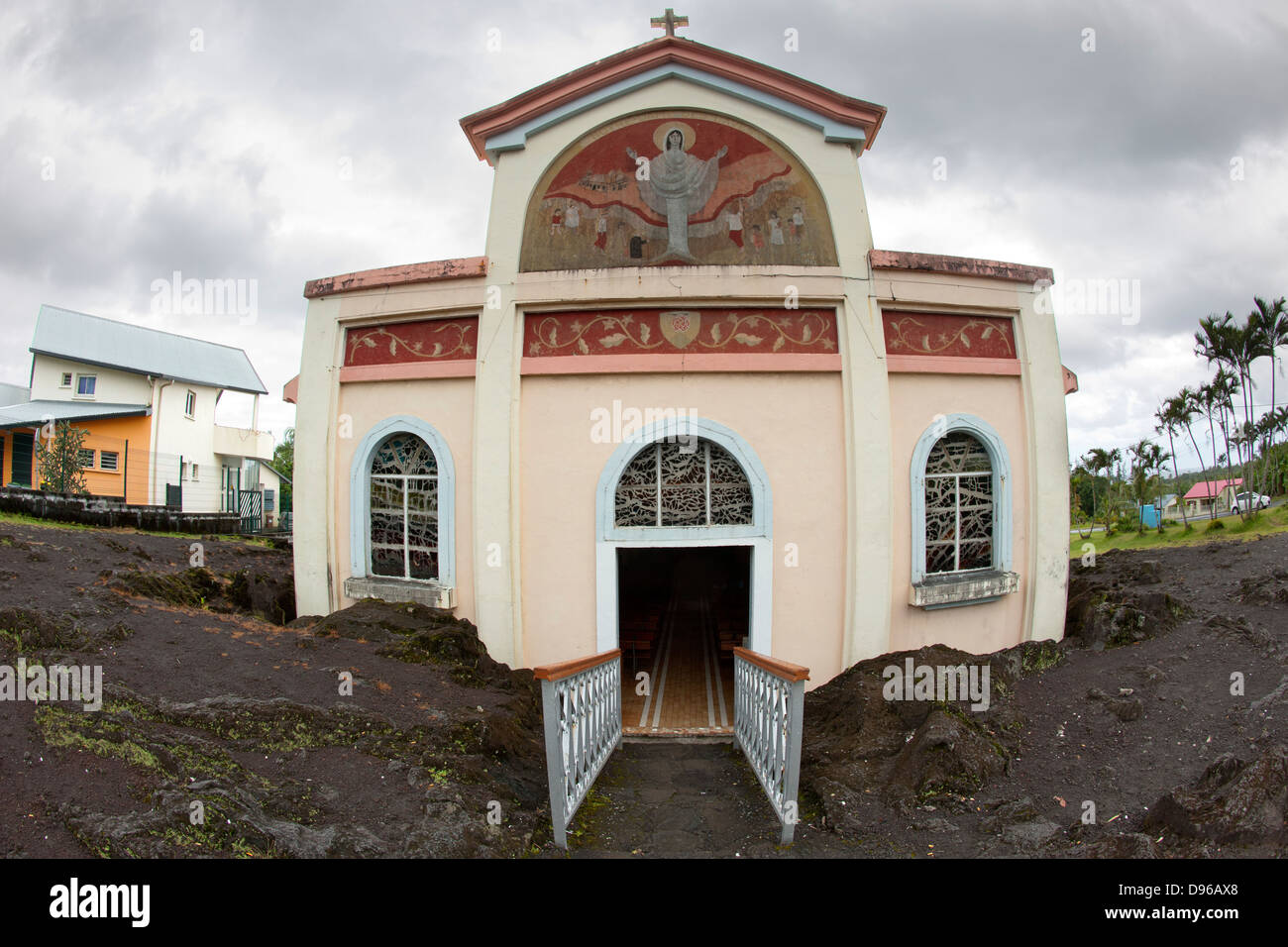 Notre Dame des Laves-Kirche auf der französischen Insel La Réunion. Eine Lavastrom stoppte "wie durch ein Wunder" direkt vor der Haustür. Stockfoto