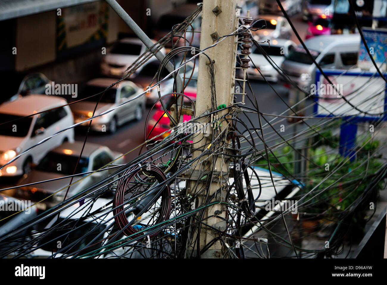 Durcheinander von Telekommunikations-Leitungen auf Straße in Bangkok Stockfoto