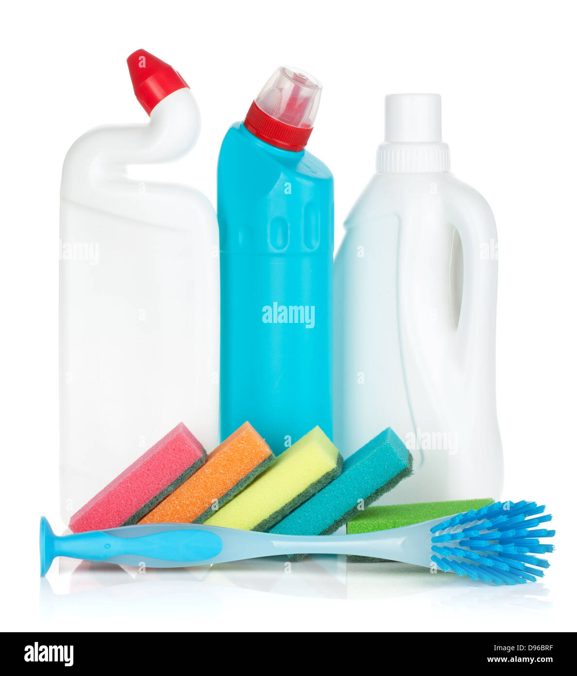 Kunststoff-Flaschen Reinigungsmittel, Schwämme und Bürsten. Isoliert auf weißem Hintergrund Stockfoto
