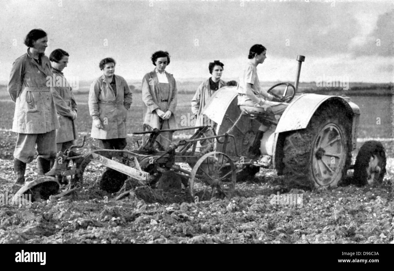 Britische Mädchen der Landarmee die Frauen lernen, mit einem Traktor zu pflügen. Dem zweiten Weltkrieg Stockfoto
