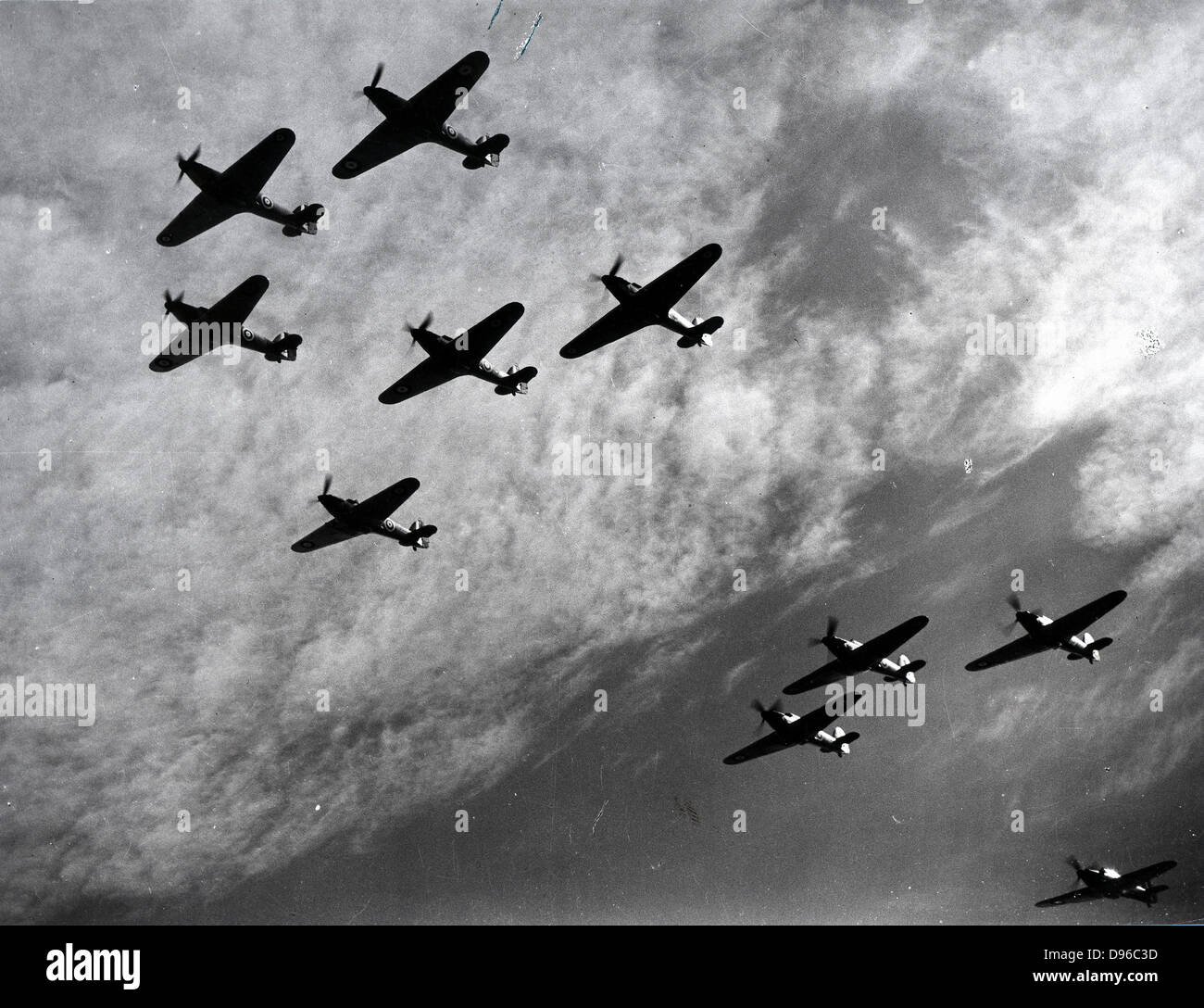 Die Schlacht um England 10. Juli-31 Oktober 1940: Hawker Hurricanes des Fighter Command, eine erste Verteidigungslinie gegen den kommenden deutschen Bomber angreifenden England, im Formationsflug in der ersten großen Schlacht in der Luft gewonnen werden. Weltkrieg II. Stockfoto
