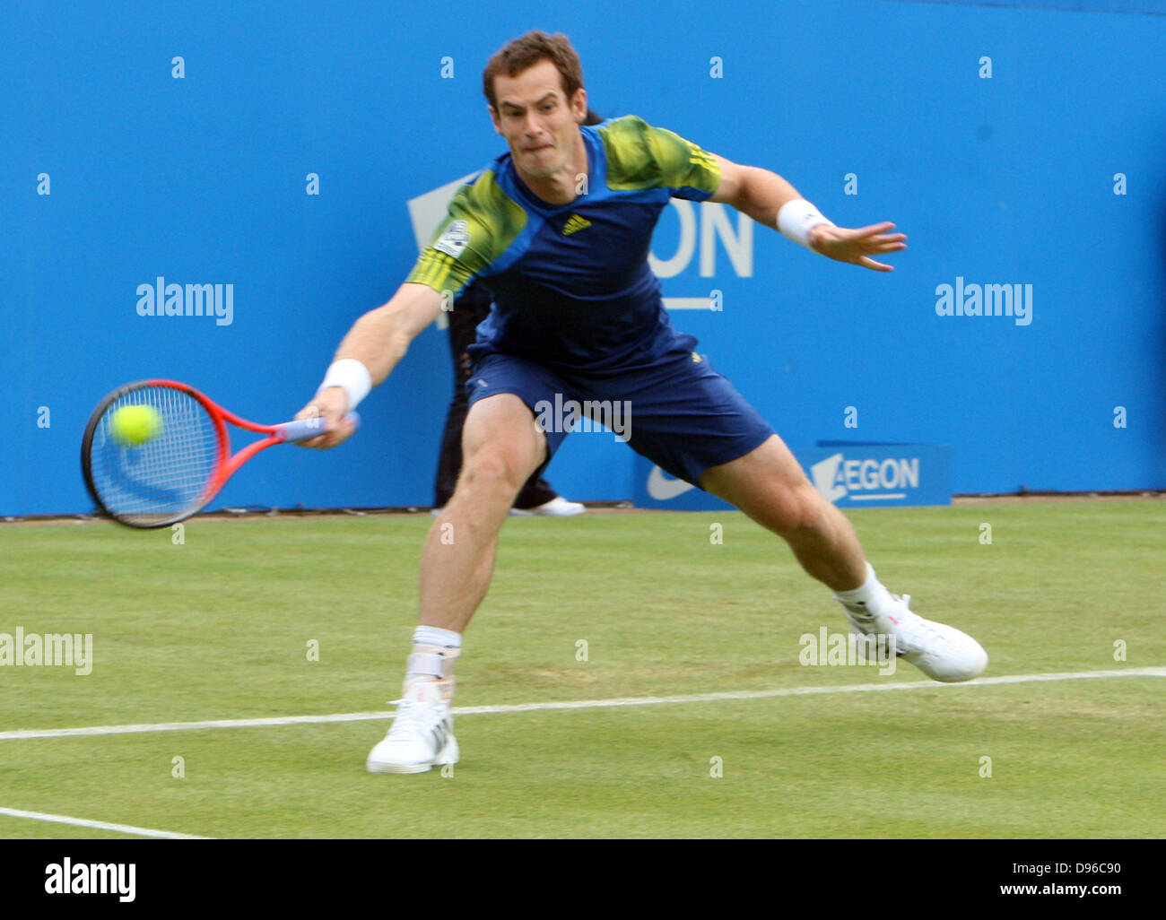 London, UK. 12. Juni 2013. Andy Murray (GBR) V Nicolas Mahut (FRA) während der Aegon Championships von The Queen Stockfoto