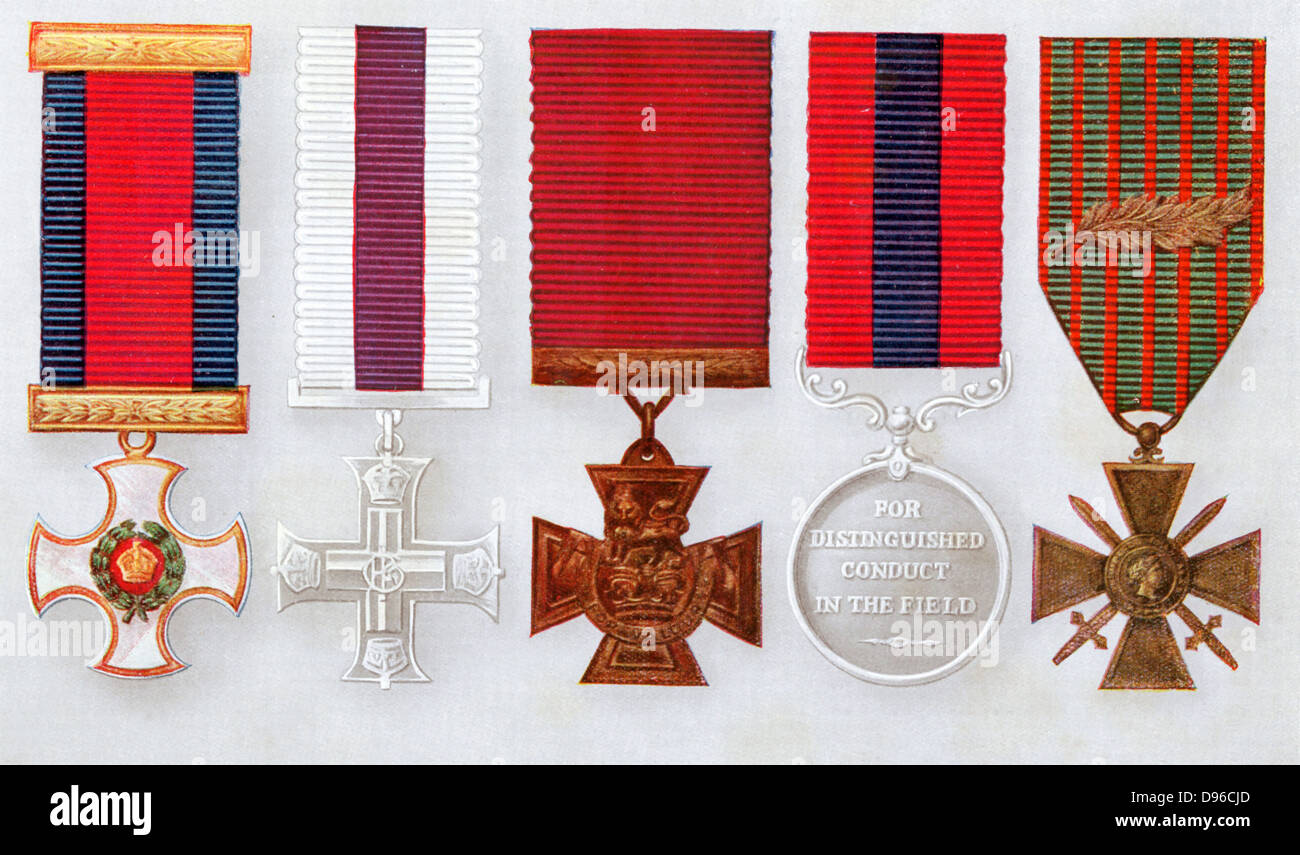 Britische militärische Auszeichnungen: von links nach rechts, Distinguished Service Order, Military Cross, Victoria-Kreuz, Distinguished Conduct Medal. Rechts: Französische Croix De Guerre ausgezeichnet Stockfoto