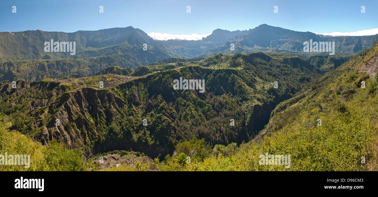 Panoramablick auf die Caldera Cirque de Cilaos auf der französischen Insel La Réunion im Indischen Ozean. Stockfoto