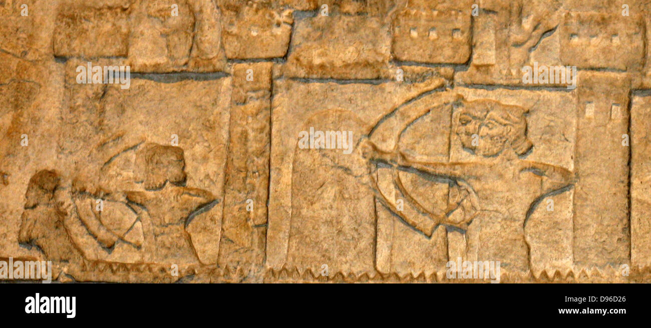 Von Assyrischen palace Dekoration Detail. Geschnitzte Reliefs an den Wänden, die ursprünglich in das Innere eines Palace gewesen wäre. Darstellung der Jagd, Kampf und religiösen Szenen. Stockfoto