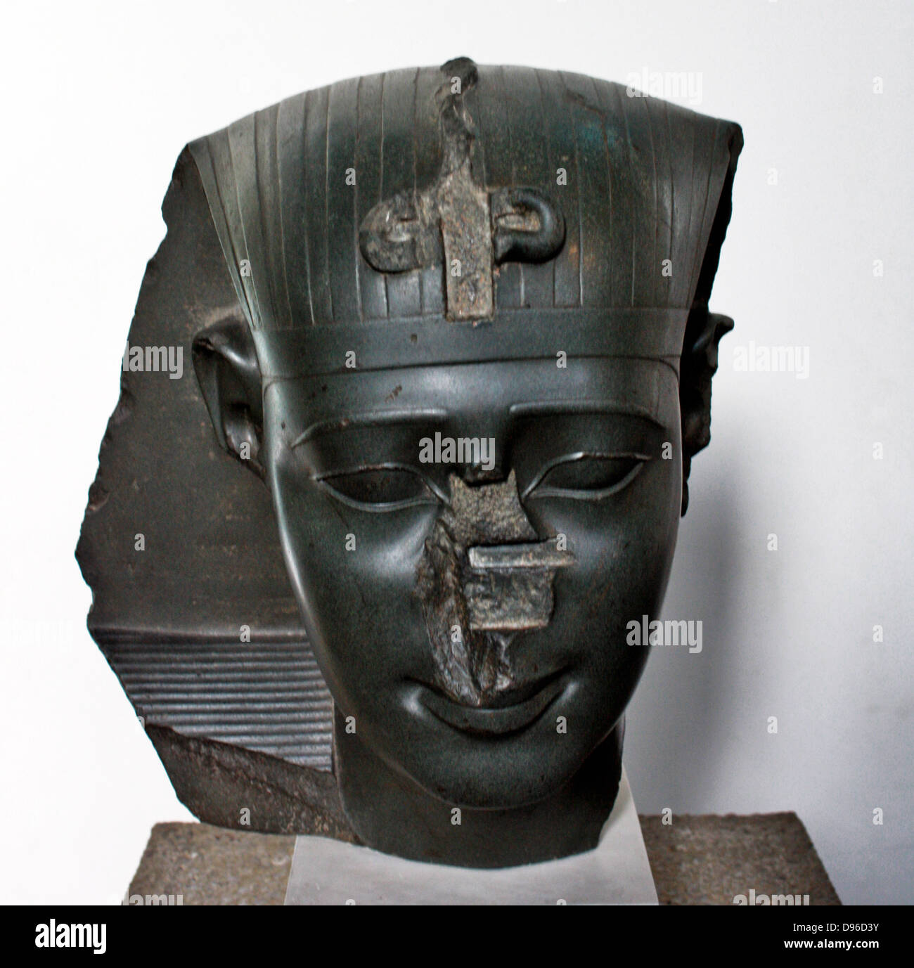 Kopf von einer Statue eines Königs. 30. Dynastie, ca. 370 v. Chr.. Dieses königliche Kopf ist ein Beispiel für die sehr gute Qualität der Arbeit in der Spätzeit Ägyptens und das häufig in eine Auswahl von sehr harte Steine. Obwohl es keine Inschrift auf der Pieve, der König, zu identifizieren ist, stilistischer Vergleich deutet darauf hin das es gehört zu der 30. Dynastie und wahrscheinlich König Nectanebo. Stockfoto
