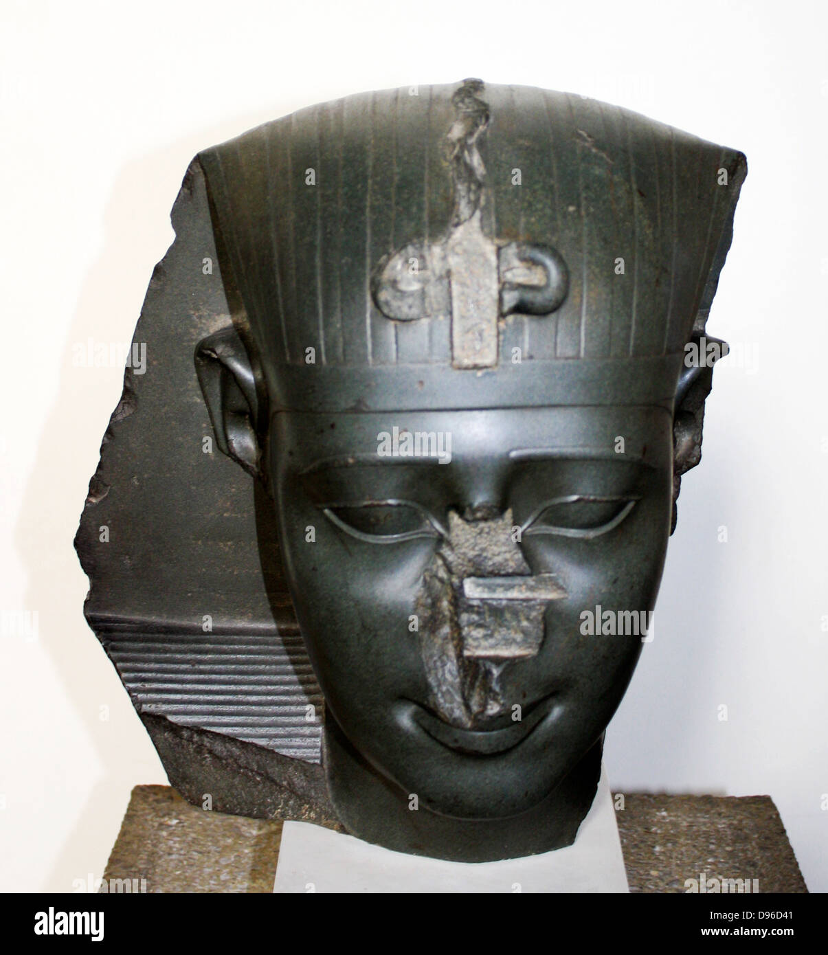 Kopf von einer Statue eines Königs. 30. Dynastie, ca. 370 v. Chr.. Dieses königliche Kopf ist ein Beispiel für die sehr gute Qualität der Arbeit in der Spätzeit Ägyptens und das häufig in eine Auswahl von sehr harte Steine. Obwohl es keine Inschrift auf der Pieve, der König, zu identifizieren ist, stilistischer Vergleich deutet darauf hin das es gehört zu der 30. Dynastie und wahrscheinlich König Nectanebo. Stockfoto