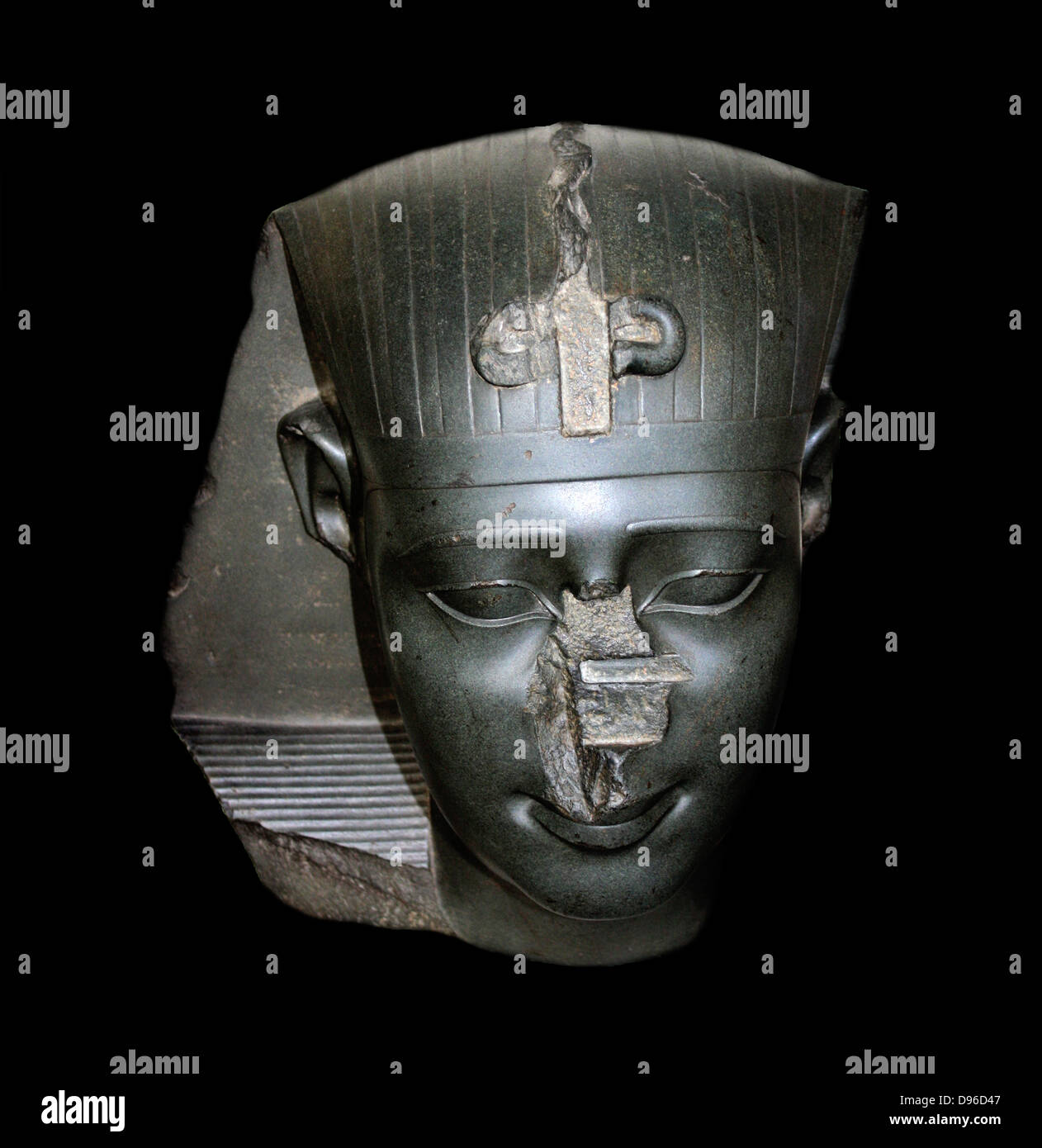 Kopf von einer Statue eines Königs. 30. Dynastie, ca. 370 v. Chr.. Dieses königliche Kopf ist ein Beispiel für die sehr gute Qualität der Arbeit in der Spätzeit Ägyptens und das häufig in eine Auswahl von sehr harte Steine. Obwohl es keine Inschrift auf der Pieve, der König, zu identifizieren ist, stilistischer Vergleich deutet darauf hin das es gehört zu der 30. Dynastie und wahrscheinlich König Nectanebo. Stockfoto
