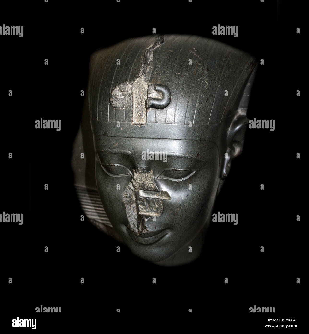Kopf von einer Statue eines Königs. 30. Dynastie, ca. 370 v. Chr.. Dieses königliche Kopf ist ein Beispiel für die sehr gute Qualität der Arbeit in der Spätzeit Ägyptens und das häufig in eine Auswahl von sehr harte Steine. Obwohl es keine Inschrift auf der Pieve, der König, zu identifizieren ist, stilistischer Vergleich deutet darauf hin das es gehört zu der 30. Dynastie und wahrscheinlich König Nectanebo. Stockfoto