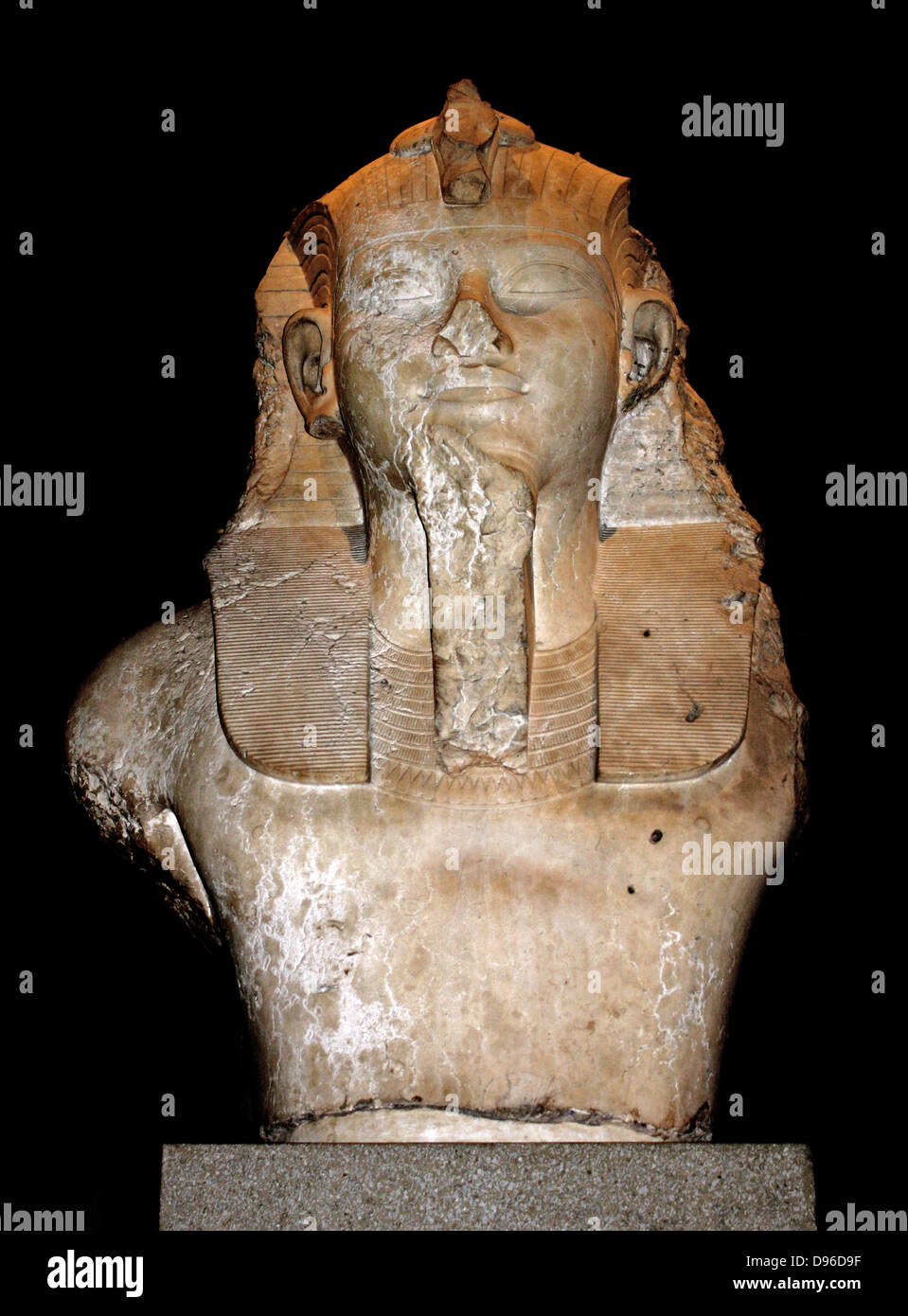 Den oberen Teil des eine kolossale Statue von Amenophis III. Achtzehnten Dynastie, um 1370 v. Chr. aus Theben. Dieses feine Skulptur stand in der Könige Totentempel westlich des Nils in Theben. Es war Teil einer umfangreichen Reihe von architektonischen Skulptur, die dieser Tempel geschmückt. Stockfoto