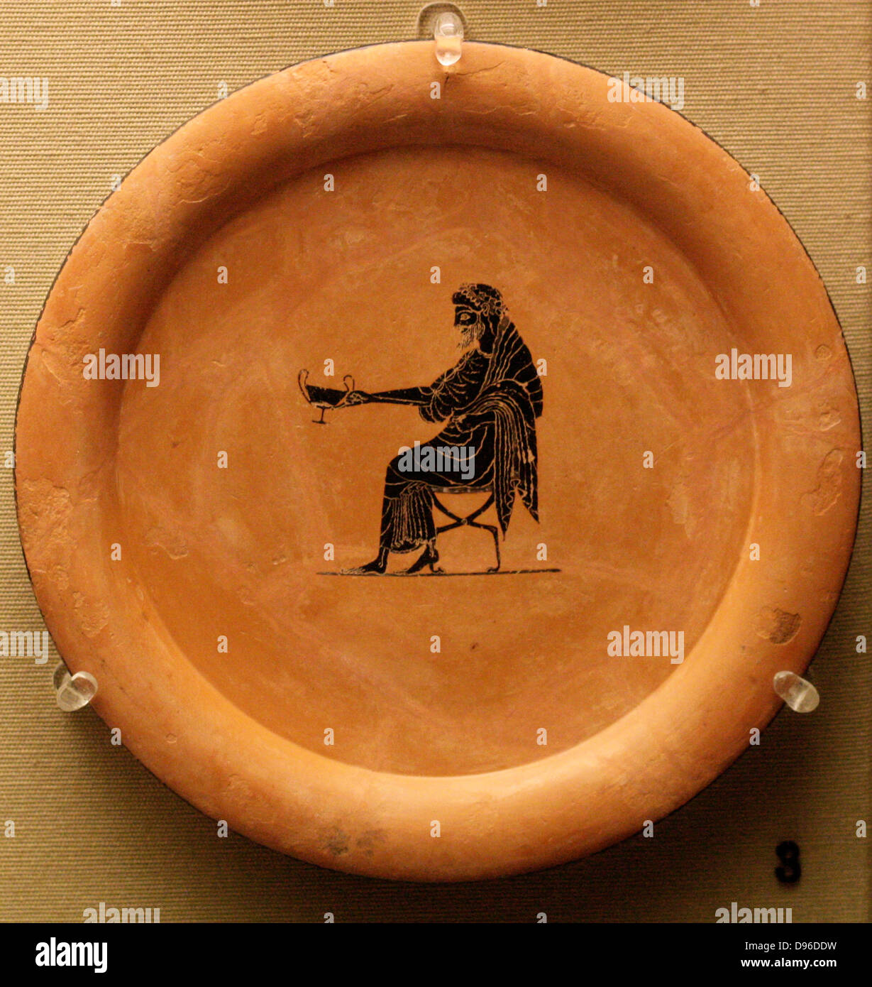 Schwarz-gemustert Platte: Dionysos, Gott des Weines, Sitz heraus halten ein Trinken-Cup. In Athen etwa 320-500 v. Chr. zurückgeführt auf den Maler Psiax Stockfoto