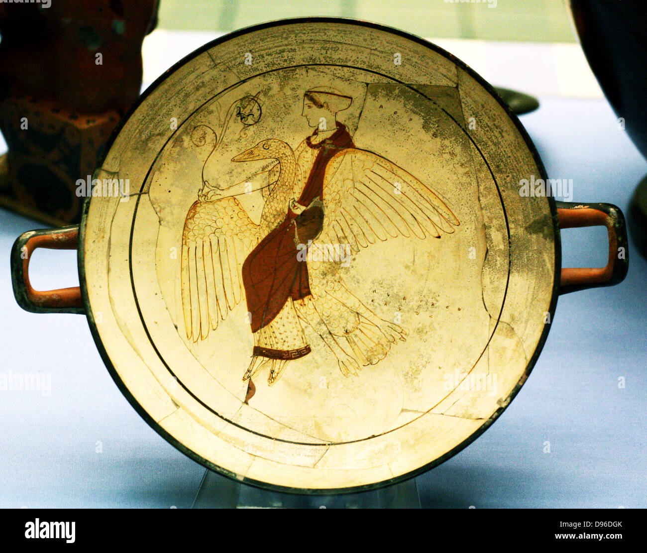 Weiß-Masse Trinkbecher (Kylix) Topfpflanzen in Euphronios' Workshop. Aphrodite, die Göttin der Liebe, der fliegt durch die Lüfte auf ihre Gans. Der Cup war zusammen mit drei rot-gemustert Vasen gefunden, zwei tiefe Cups (skyphoi) und eine Öl-jar (Lakythos). In Athen, um 460 v. Chr. und der Pistoxenos Maler zugeschrieben Stockfoto Weiß-Masse Trinkbecher (Kylix) Topfpflanzen in Euphronios' Workshop. Aphrodite, die Göttin der Liebe, der fliegt durch die Lüfte auf ihre Gans. Der Cup war zusammen mit drei rot-gemustert Vasen gefunden, zwei tiefe Cups (skyphoi) und eine Öl-jar (Lakythos). In Athen, um 460 v. Chr. und der Pistoxenos Maler zugeschrieben Stockfoto