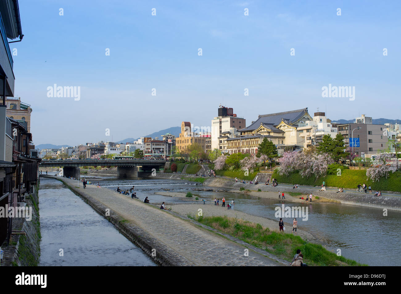 Menschen verbringen einen Abend zu Fuß durch den Fluss in Kyoto, Japan Stockfoto