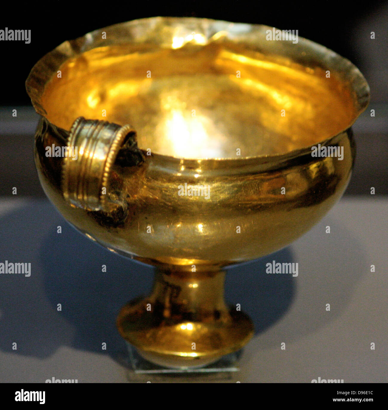 Gold stammte Pokal mit einem Griff. Mykenische, etwa 1500 v. Chr.. Dieser Kelch ist modern mit der Welle Gräber in Mykene, die goldenen und silbernen Gefäße reich waren Stockfoto