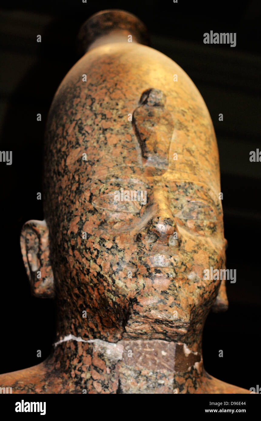 Roter Granit stehende Figur eines Königs. Achtzehnten Dynastie, etwa 1450 v. Chr. von Theben, Tempel von Karnak die Statue auf stilistische Gründe zu der Mitte des achtzehnten Dynastie datiert werden kann und stellt entweder Thutmoses II oder sein Nachfolger Amenophis II die Weiße Krone von Oberägypten. Stockfoto
