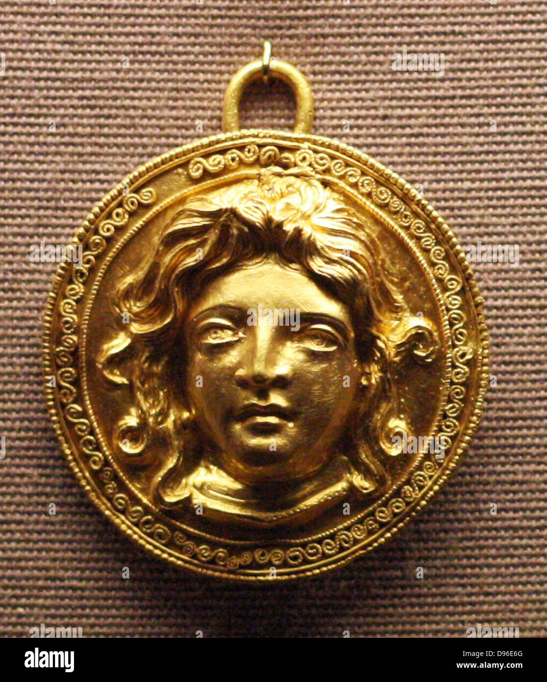 Gold schildförmigen Anhänger mit Frauenkopf, möglicherweise Medusa 200-150 v. Chr. Stockfoto
