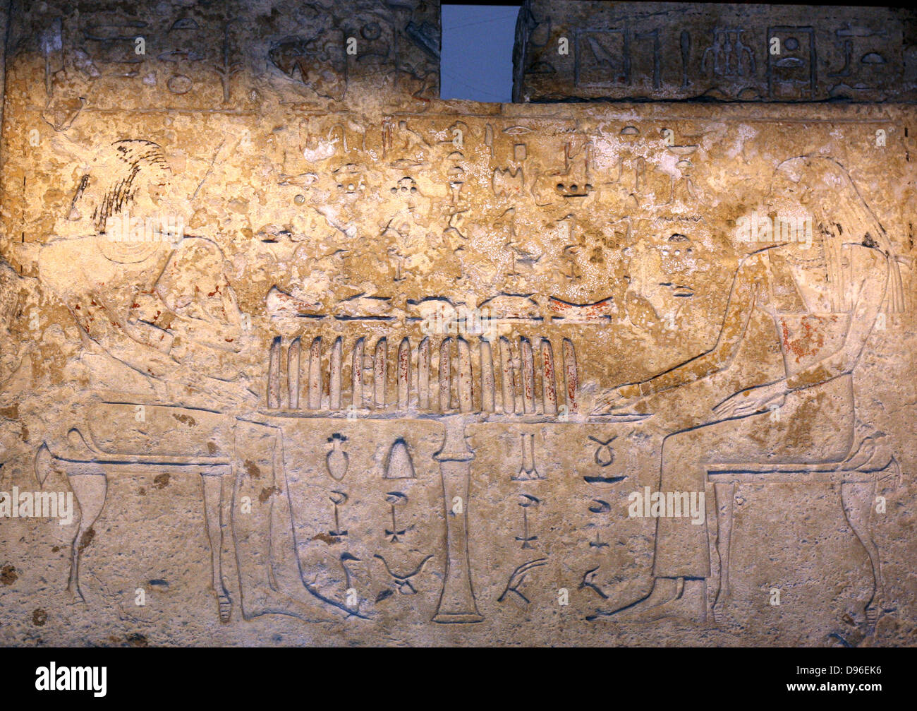 Ägyptische Hieroglyphen von der falschen Tür des Kainefer. 5. Dynastie. besteht aus Kalkstein. Stockfoto