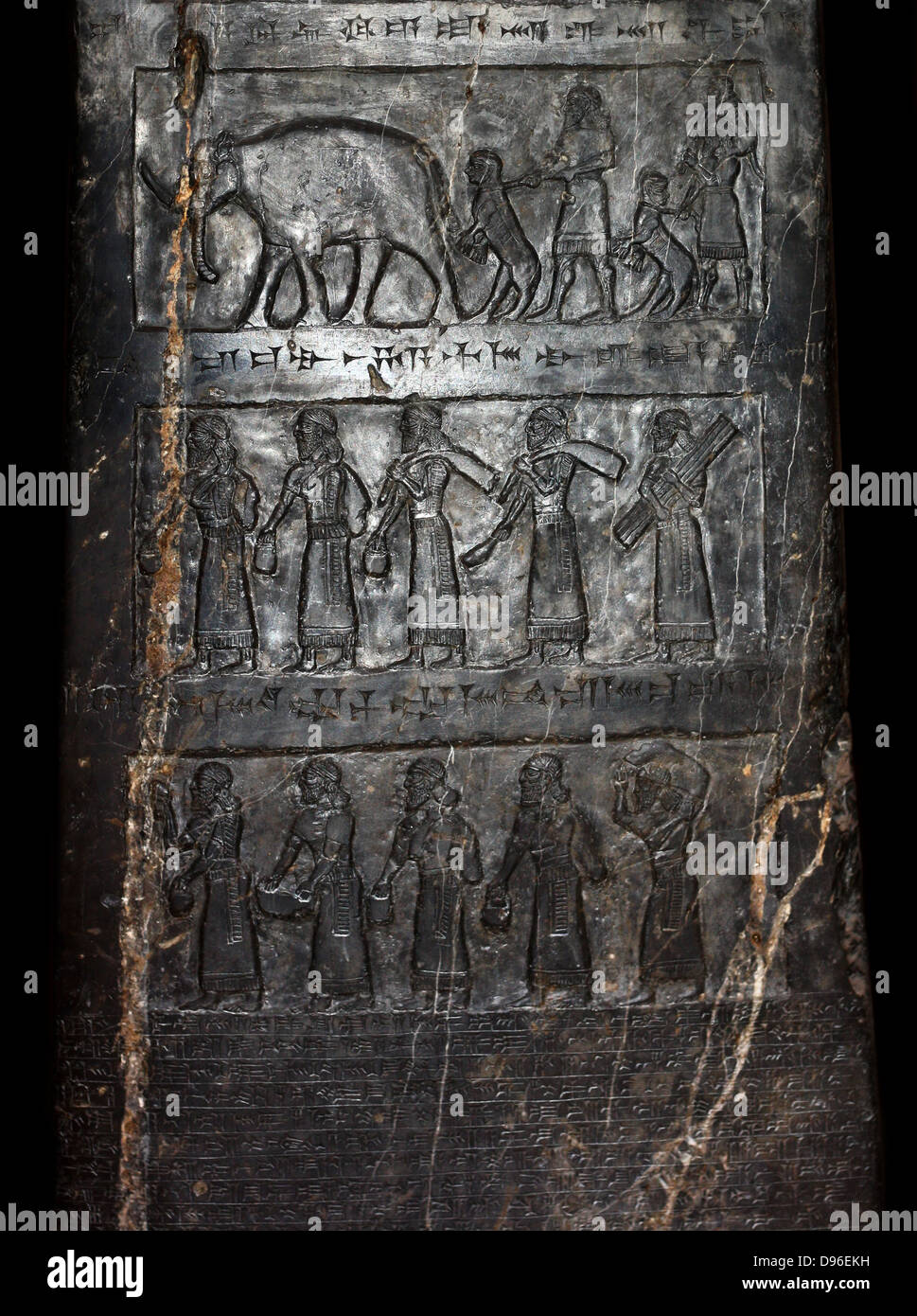 Der schwarze Obelisk von Salmanassar III (858-824 v. Chr.). Assyrische, von Nimrud. Der fine-grain Schwarz Kalkstein Streifen in Weiß. Es zeichnet Kampagnen des Königs und Ehrungen, die ihm gegeben. Stockfoto