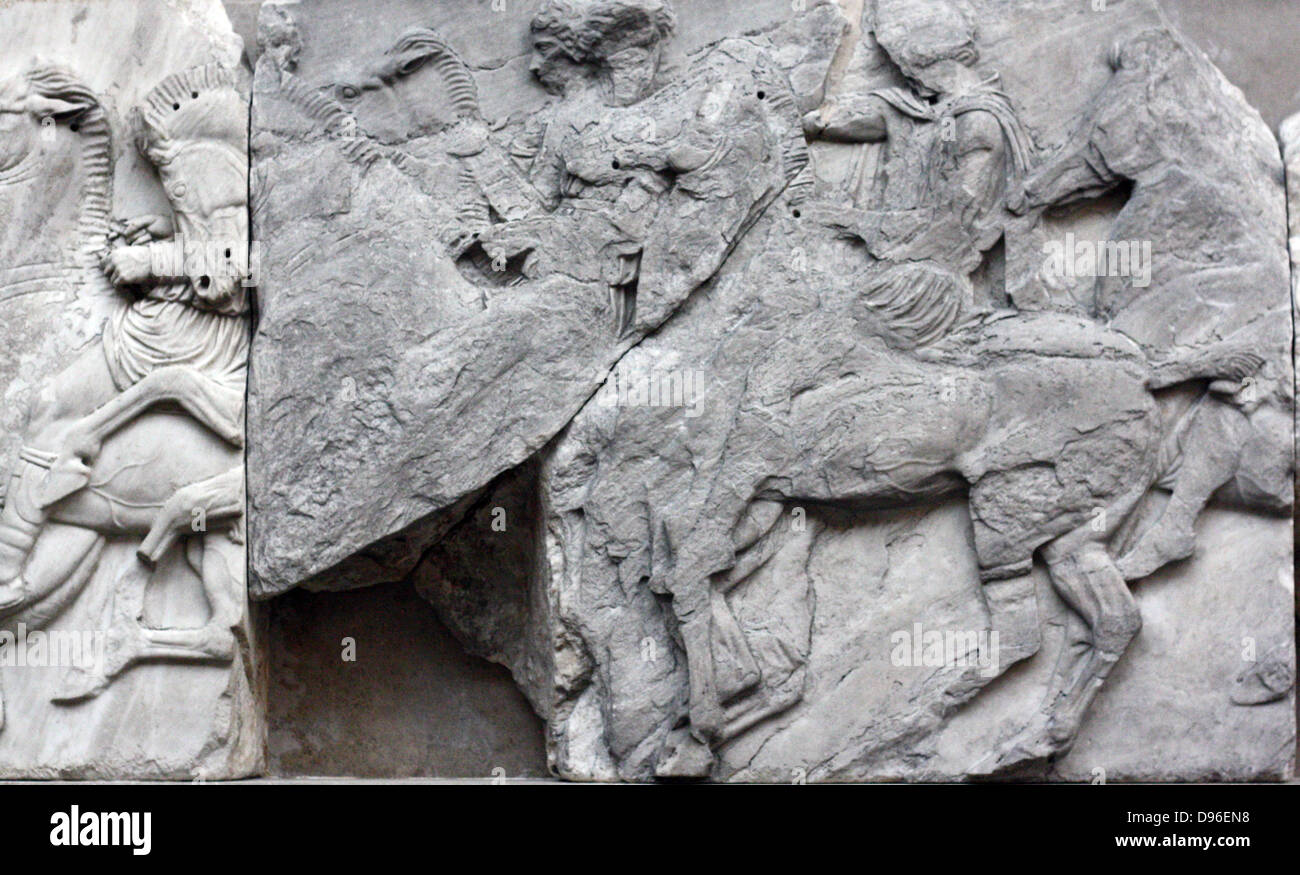 Der Parthenon-fries Detail. Griechischer Marmor Skulptur, zwischen 443-438 BC. Die vollständige Fries zeigt eine Erzählung Prozession von Männern, Frauen und Pferde. Stockfoto