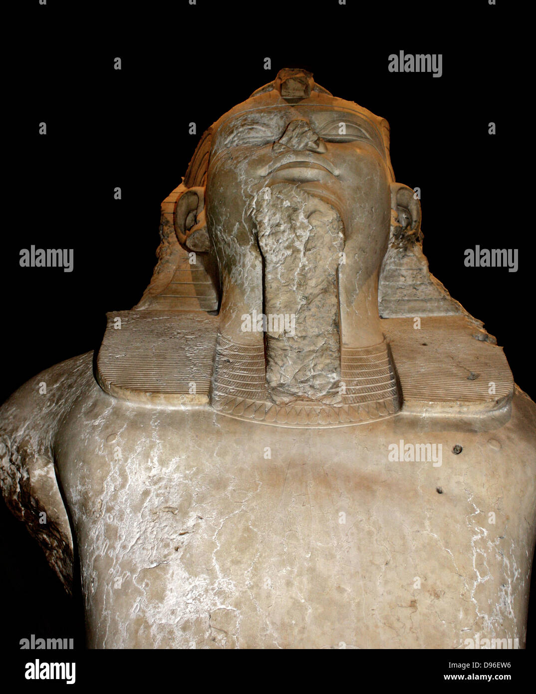 Den oberen Teil des Ägyptische Statue von Amenhotep III. Achtzehnten Dynastie (ca. 1370 v. Chr.) aus Theben. Früher geschmückt Leichenhalle des Königs Tempel. Stockfoto