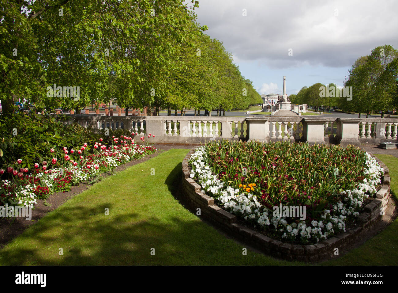 Dorf Port Sunlight, England. malerischen Anfang Sommer Blick auf die Hillsborough Memorial Garden. Stockfoto