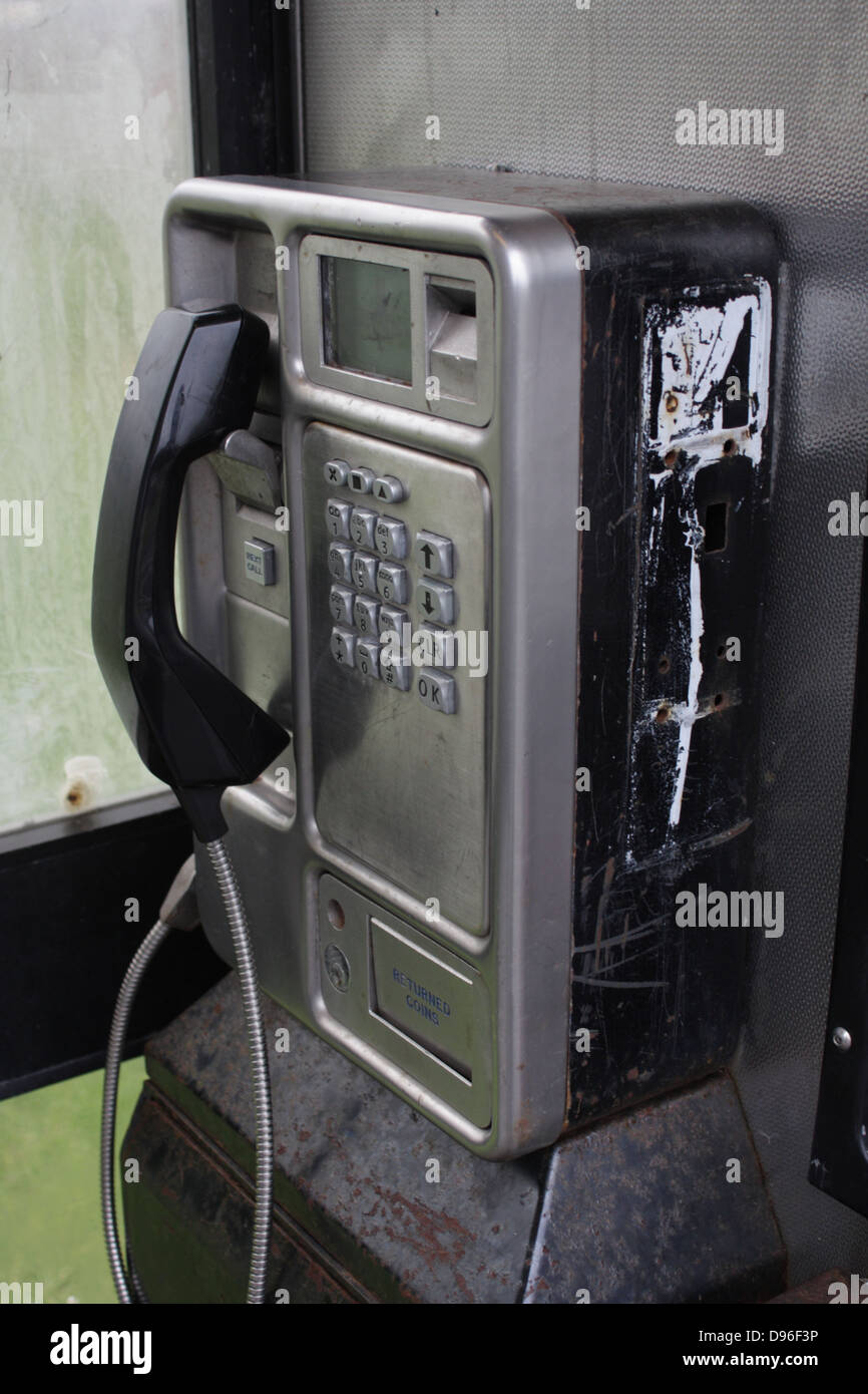 British Telecom (BT) öffentliches Telefon in eine öffentliche Telefonzelle. Telefon ist stark abgenutzt, zerkratzt und in einem schlechten Zustand. Stockfoto