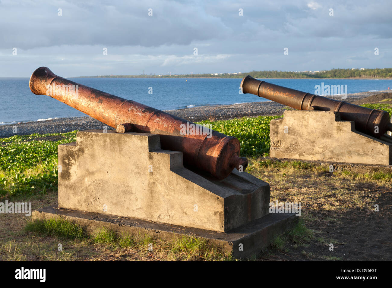 Historischen Kanonen auf das Dorf St. Paul auf der französischen Insel La Réunion im Indischen Ozean. Stockfoto