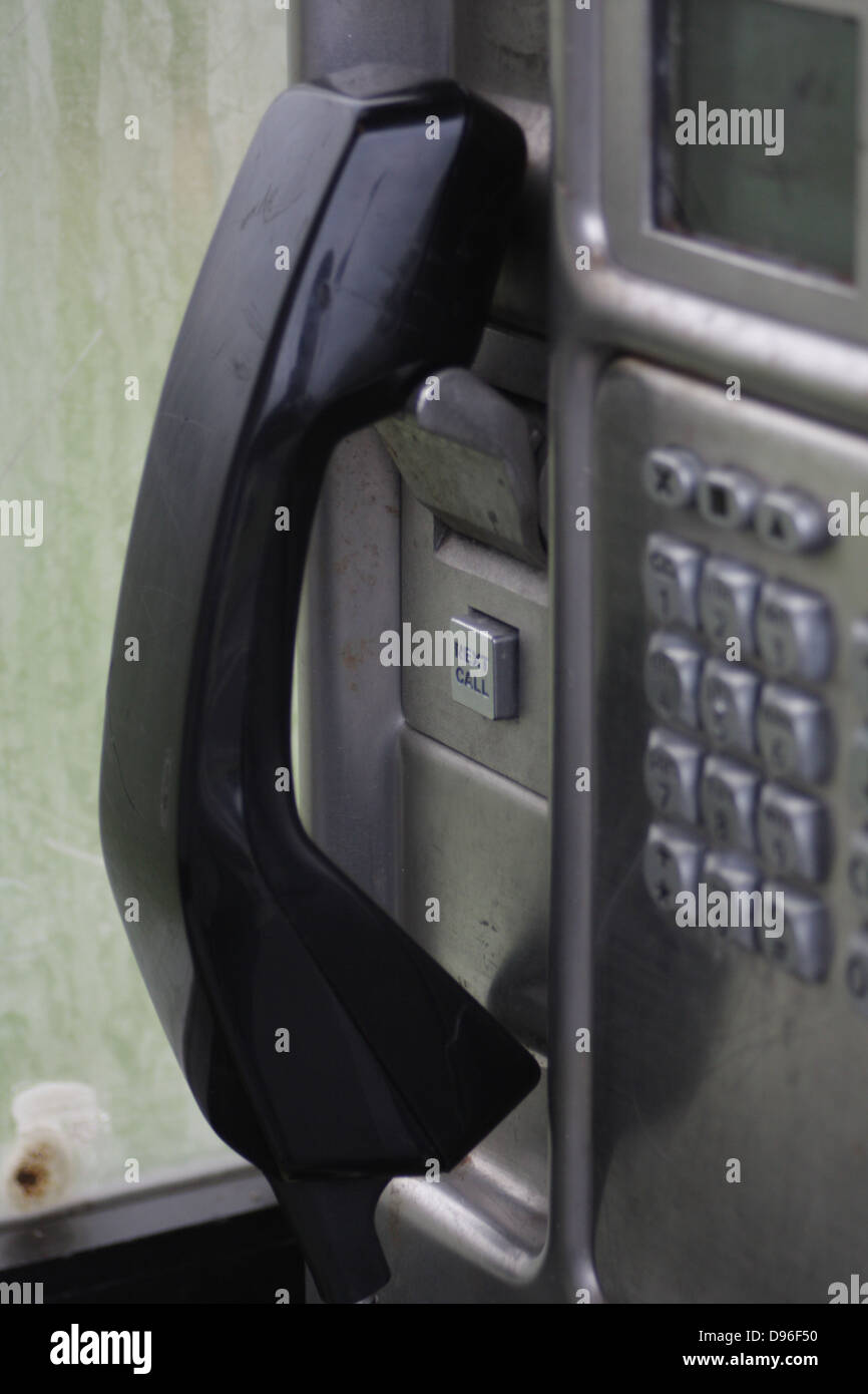 British Telecom (BT) öffentliches Telefon in eine öffentliche Telefonzelle. Telefon ist stark abgenutzt, zerkratzt und in einem schlechten Zustand. Stockfoto