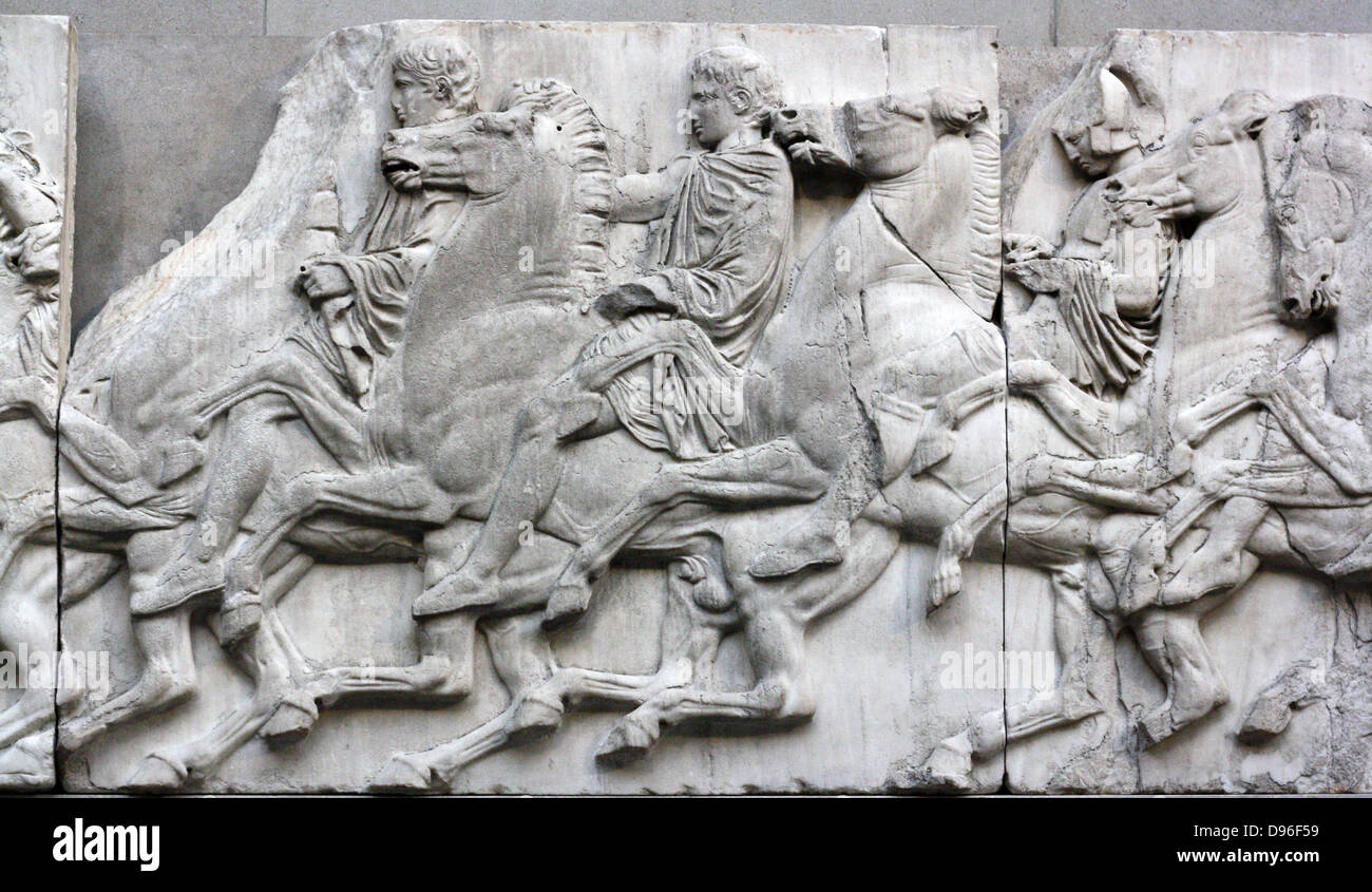 Der Parthenon-fries Detail. Griechischer Marmor Skulptur, zwischen 443-438 BC. Die vollständige Fries zeigt eine Erzählung Prozession von Männern, Frauen und Pferde. Stockfoto