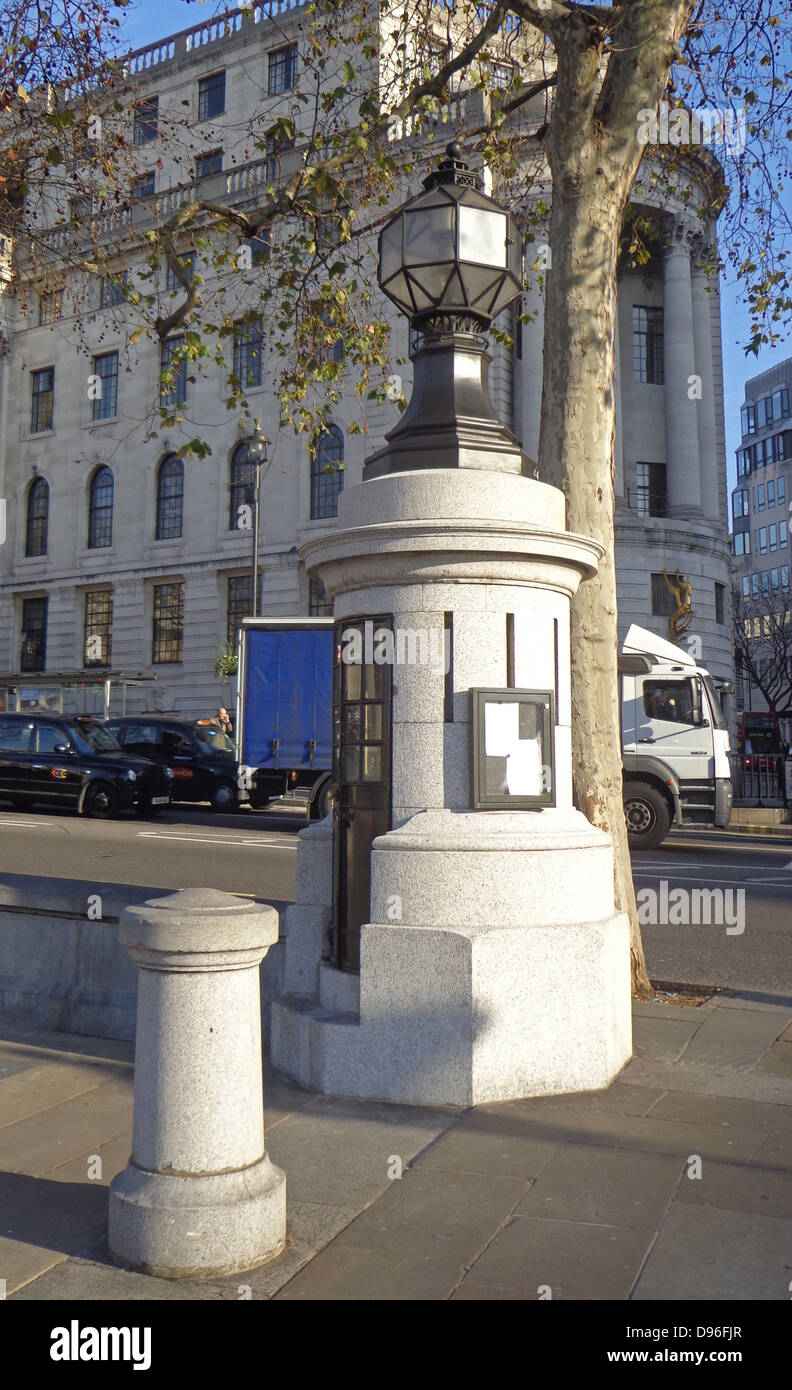 Kleinste Polizeiwache in Großbritannien. Auf dem Trafalgar Square. 1926 Erbaut ein Polizeibeamter zu passen, aber Platz für 2 Insassen. Stockfoto