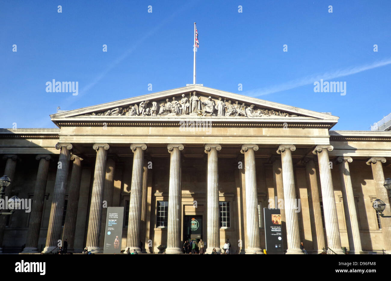 British Museum Viereck Gebäude, entworfen von dem Architekten Sir Robert Smirke im Jahre 1823, im Jahre 1827 abgeschlossen. Des Gebäudes konfrontiert ist: Portland Stein. Im Detail zeigt die Zahlen von Bildung und Lernen. Stockfoto