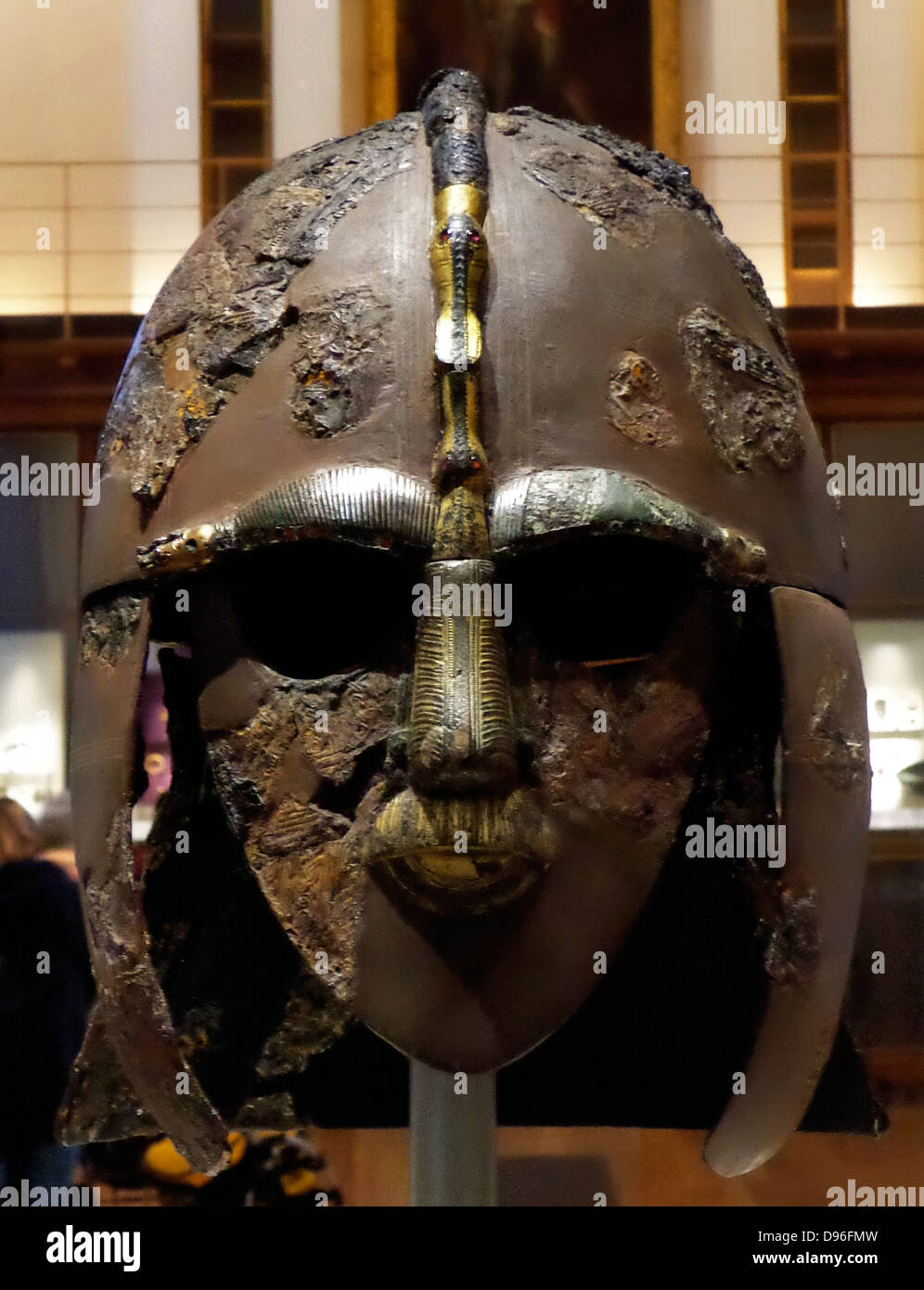Sutton Hoo Helm. 7. nachchristlichen Jahrhundert, England. Eine von nur 4 Frühes Mittelalter Helme in England gefunden. Aus Bronze, Silber Draht und Granat. Verfügt über Panels, die heroische Szenen. Stockfoto