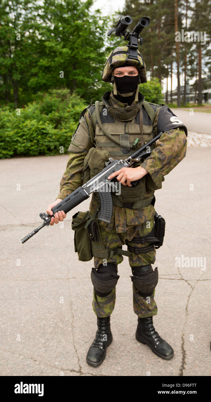 Finnische Armee Militärpolizist mit Sturmgewehr, Helm, Nachtsicht Brille und anderer Ausrüstung der seine Spezialhandel. Stockfoto