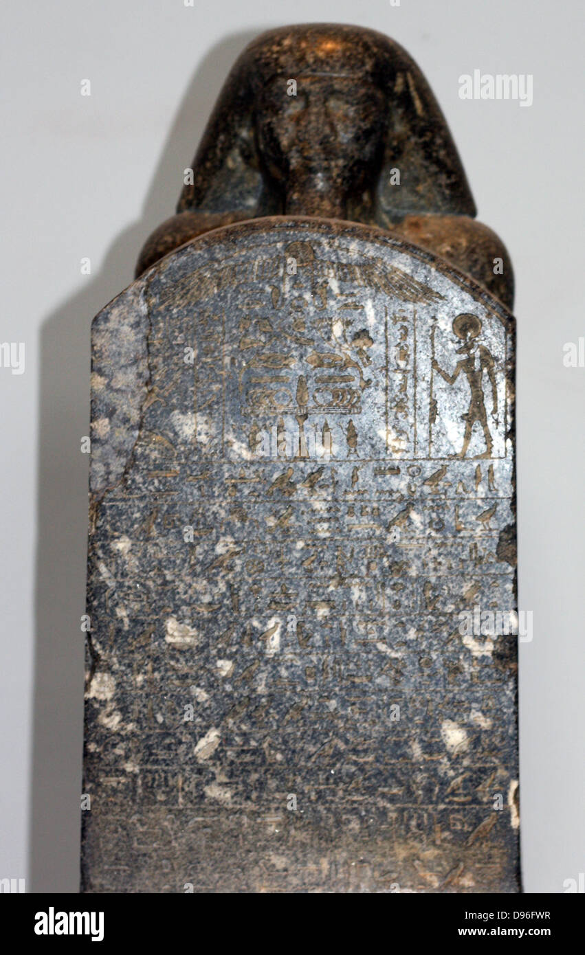 Statue von Montuemhat kniend und halten eine Stele. 25. oder der 26. Dynastie (ca. 670-650 v. Chr.) Ägyptische. Aus Granodiorit. Die Stele zeigt der Prophet Montuemhat Atum-Khepri anbieten, und enthält Text aus dem Buch der Toten. Stockfoto