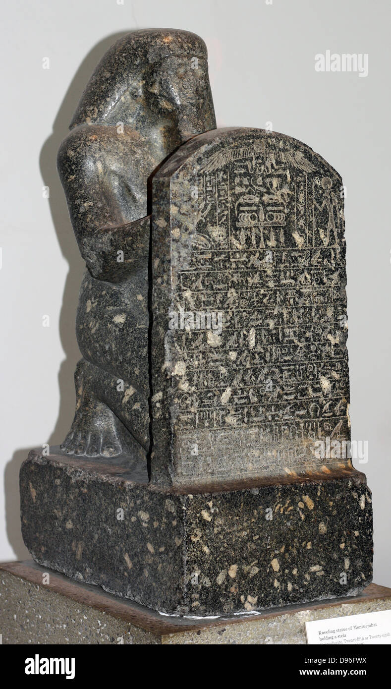 Statue von Montuemhat kniend und halten eine Stele. 25. oder der 26. Dynastie (ca. 670-650 v. Chr.) Ägyptische. Aus Granodiorit. Die Stele zeigt der Prophet Montuemhat Atum-Khepri anbieten, und enthält Text aus dem Buch der Toten. Stockfoto