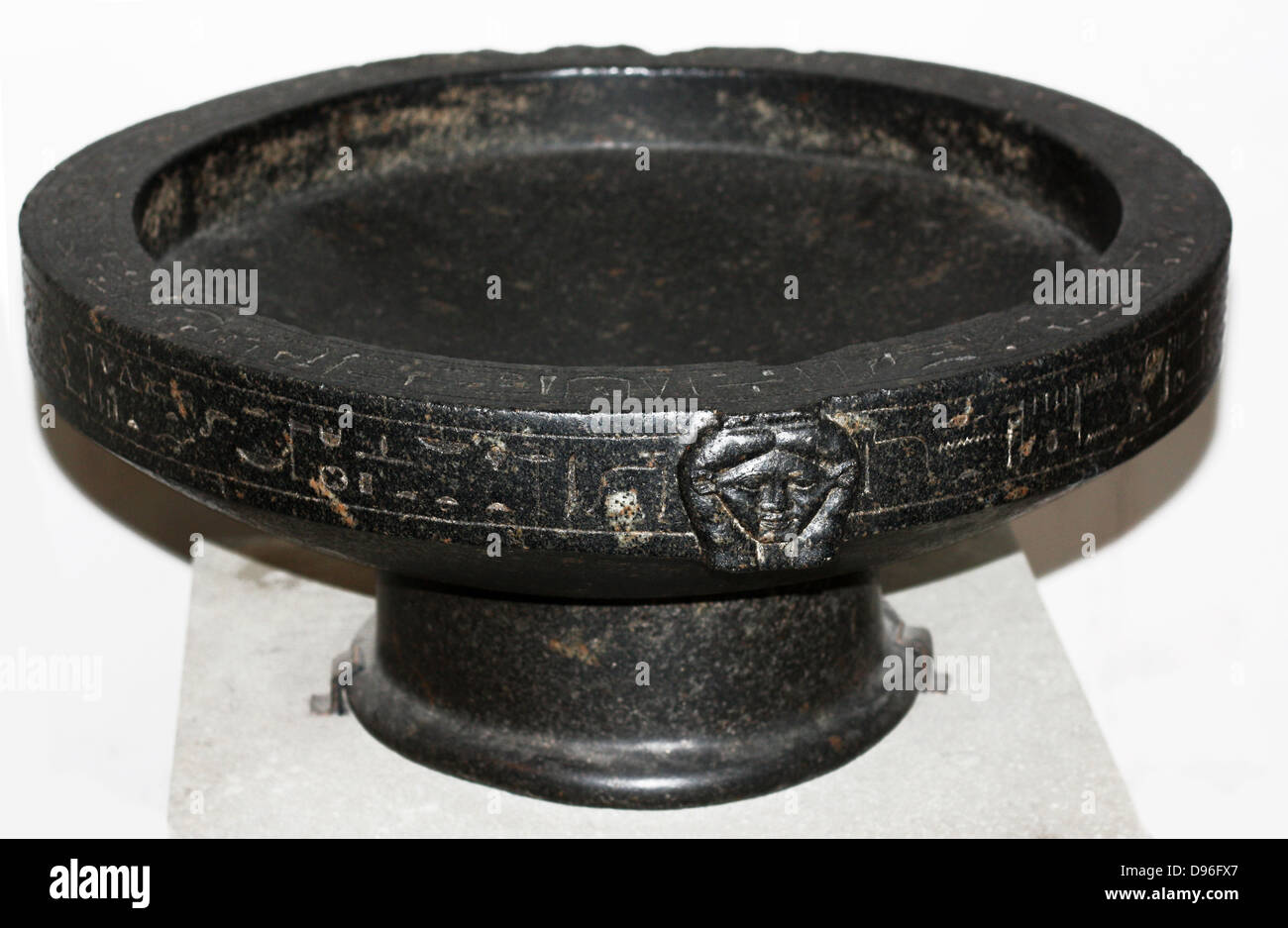 Granodiorit Becken von Montuemhat. 25. oder der 26. Dynastie (ca. 670-650 v. Chr.) Ägyptische. Möglicherweise von Theben. Das Becken zeigt die Göttin Hathor auf der einen Seite, mit den Rückwärtsgang angezeigt Montuemhat & Hathor (oder evtl. Mut) demonstrieren Montuemhat der Frömmigkeit. Stockfoto