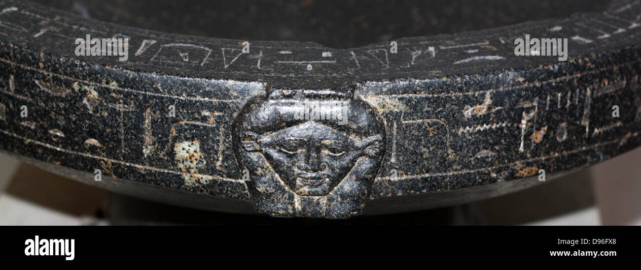 Granodiorit Becken von Montuemhat. 25. oder der 26. Dynastie (ca. 670-650 v. Chr.) Ägyptische. Möglicherweise von Theben. Das Becken zeigt die Göttin Hathor auf der einen Seite, mit den Rückwärtsgang angezeigt Montuemhat & Hathor (oder evtl. Mut) demonstrieren Montuemhat der Frömmigkeit. Stockfoto