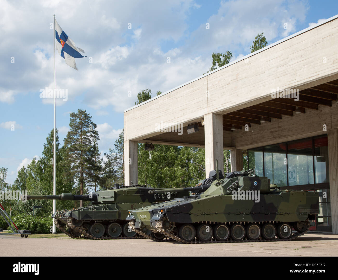 Leopard 2 A4 Kampfpanzer und Schützenpanzer der CV9030 der Karelia-Brigade auf dem Display an Vekaranjärvi Garrison. Stockfoto