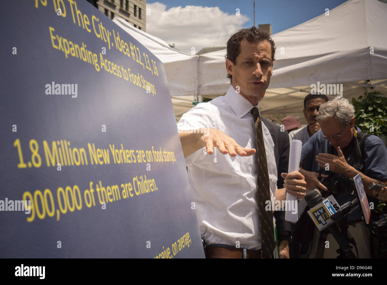 New York, USA. 12. Juni 2013. New York Bürgermeisterkandidat Anthony Weiner spricht und Kampagnen in der Union Square Greenmarket in New York auf Mittwoch, 12. Juni 2013. Weiner sprach über das Bewusstsein für die Herausforderungen vor denen Familien auf Essensmarken und sagte, dass er auf nur $31,08 pro Woche essen würde, ist die durchschnittliche wöchentliche Zuweisung für Essensmarken.  Bildnachweis: Richard B. Levine/Alamy Live-Nachrichten) Stockfoto