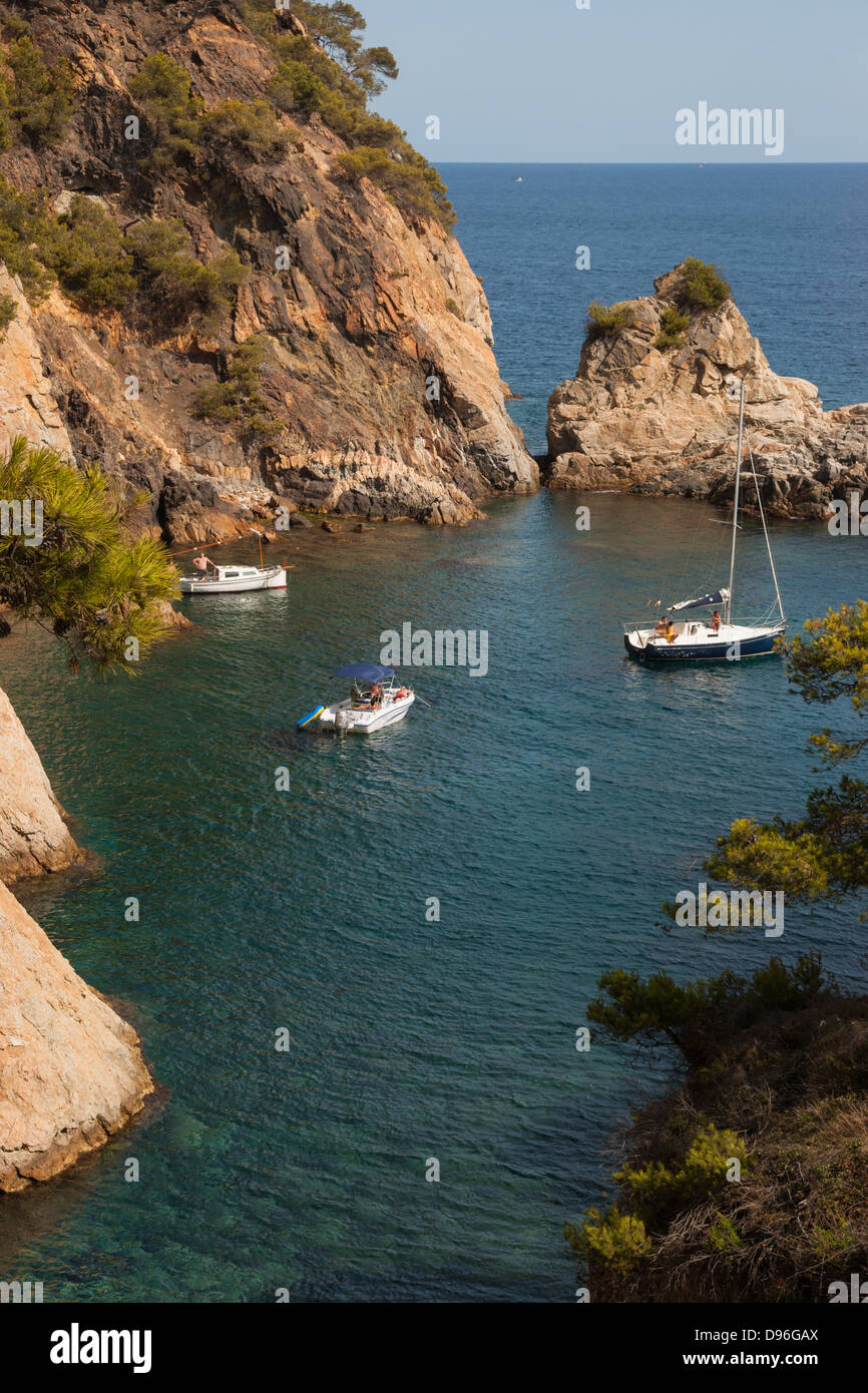 Menschen im Urlaub entspannend auf ihren Booten in einer einsamen mediterrane Bucht. Stockfoto