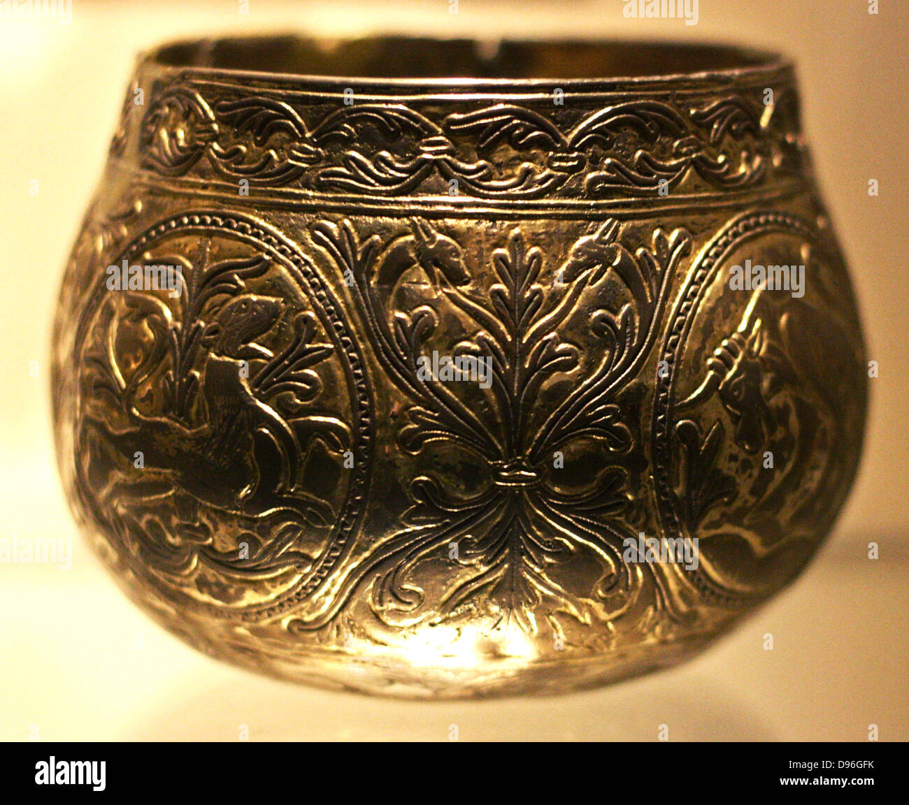 Dekorative Viking Hoard Cups. (Namens der Vale von York Cup und die Halton Moor Cup) aus Gold und Silber. Mit Tieren und foliate Mustern. Gefunden begraben in England. Waren kurz nach der AD 927 begraben. Stockfoto